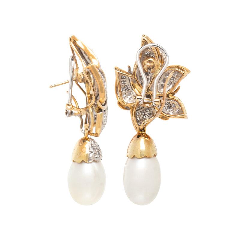 Questi orecchini sono PERFETTI per le feste. Presentano un delicato motivo floreale con diamanti rotondi taglio brillante incastonati a pavé. Gli orecchini sono inoltre dotati di gocce rimovibili (!) con diamanti rotondi a taglio brillante e perle