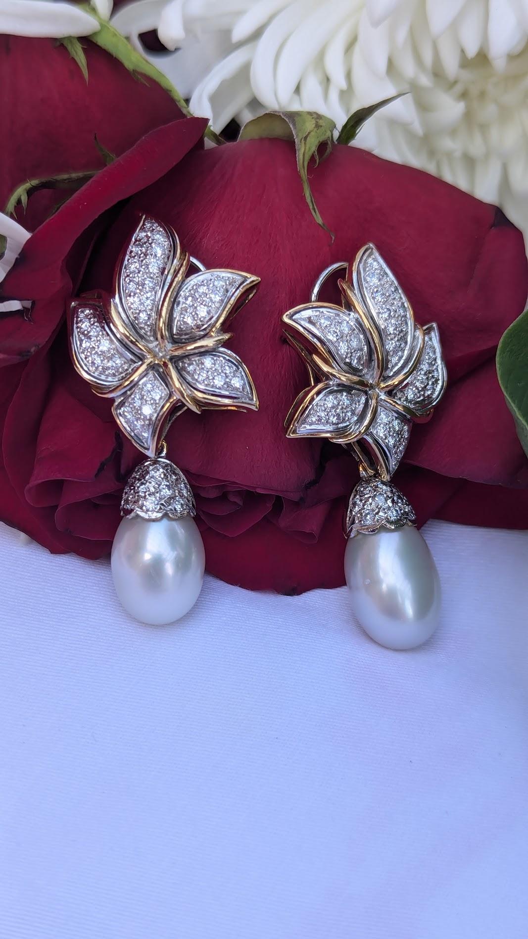 Taglio brillante Orecchini pendenti in oro 18K con perle coltivate e diamanti a motivo floreale in vendita