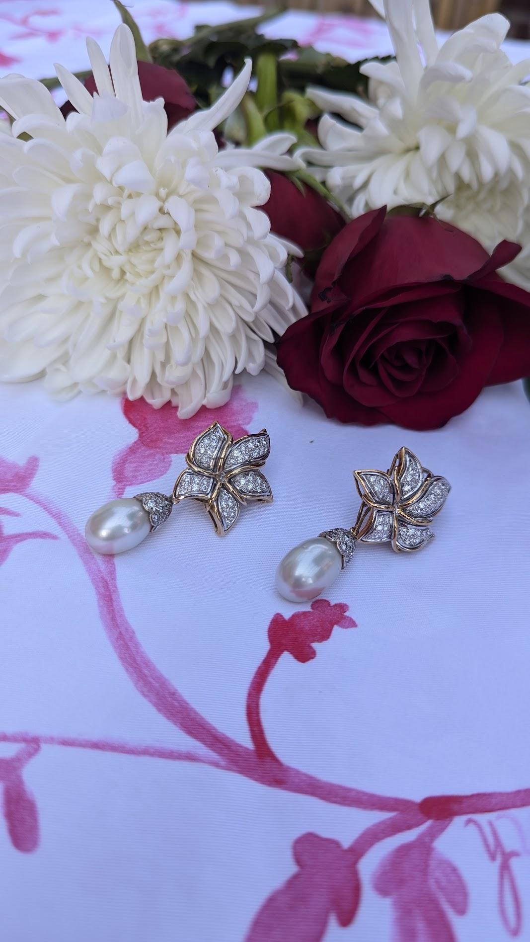 Orecchini pendenti in oro 18K con perle coltivate e diamanti a motivo floreale In condizioni ottime in vendita a New York, NY