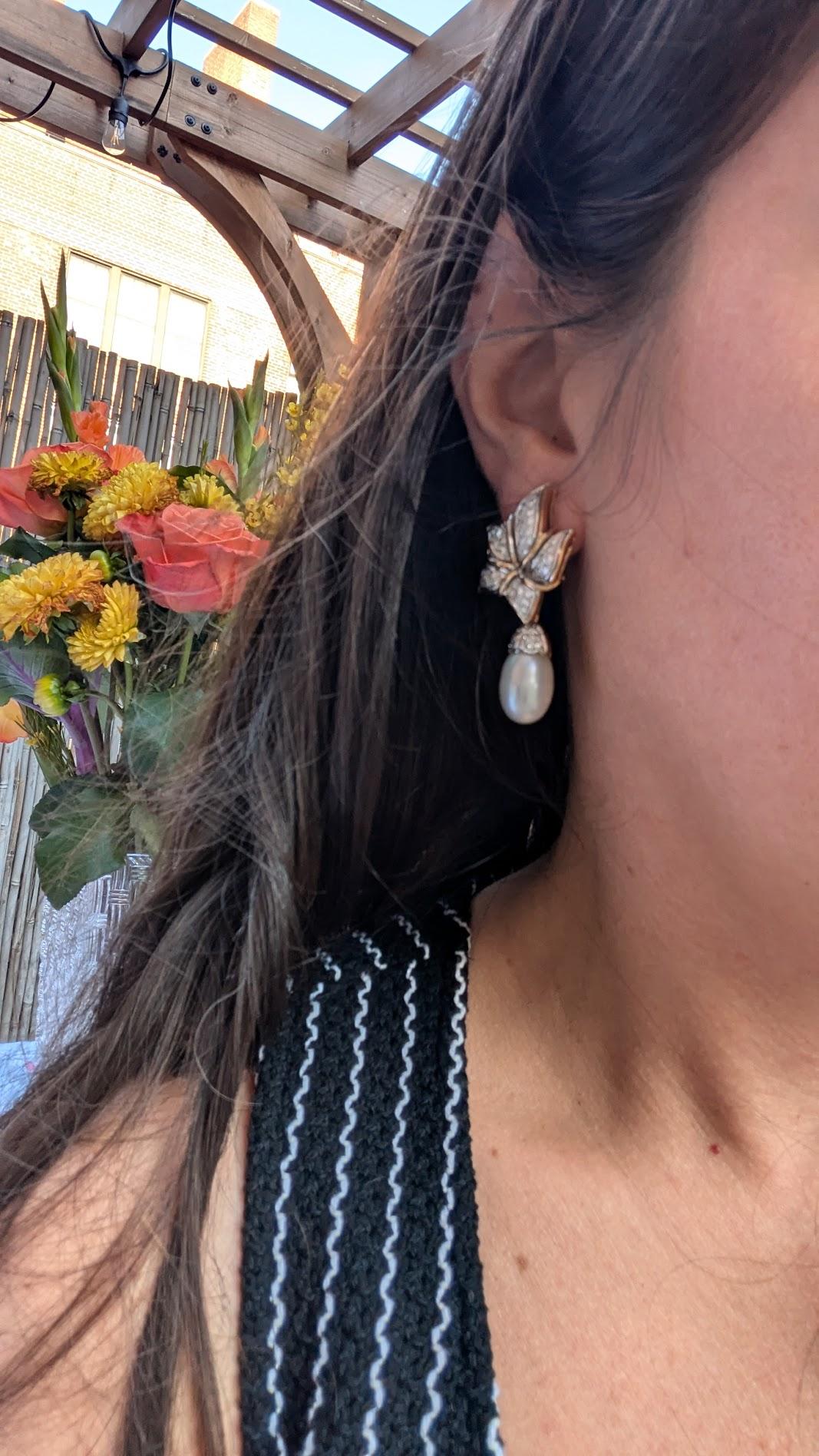 Donna Orecchini pendenti in oro 18K con perle coltivate e diamanti a motivo floreale in vendita