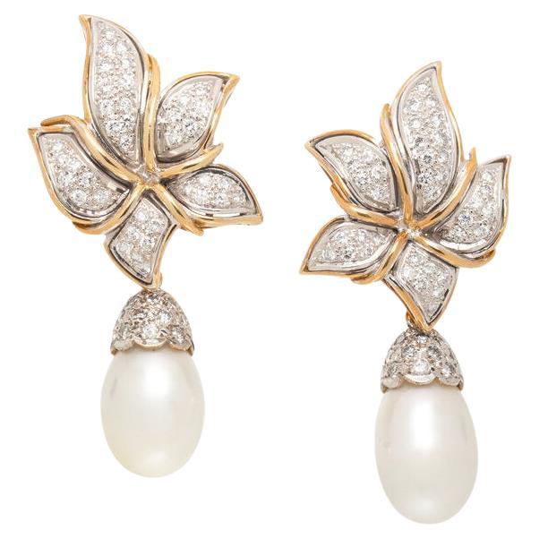 Orecchini pendenti in oro 18K con perle coltivate e diamanti a motivo floreale