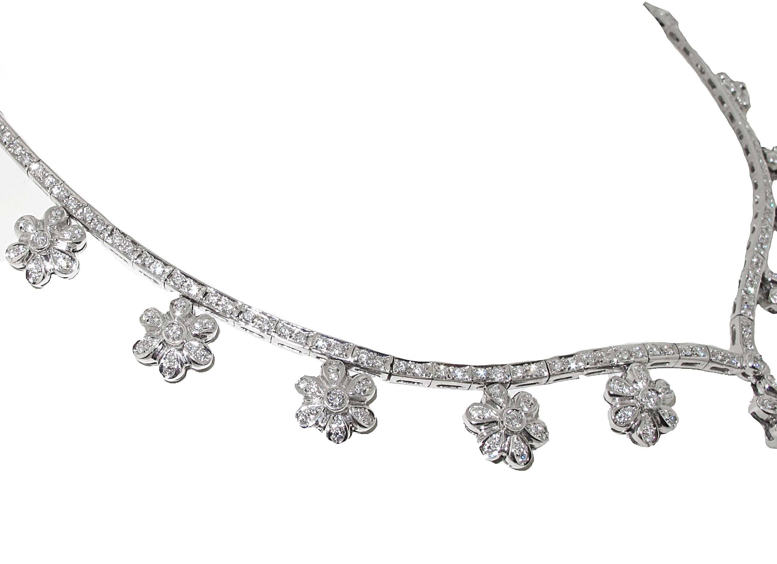 4 Karat Diamantblumen-Diamant-Halskette aus 18 Karat Gold. Verkaufspreis $14.800 (Moderne) im Angebot