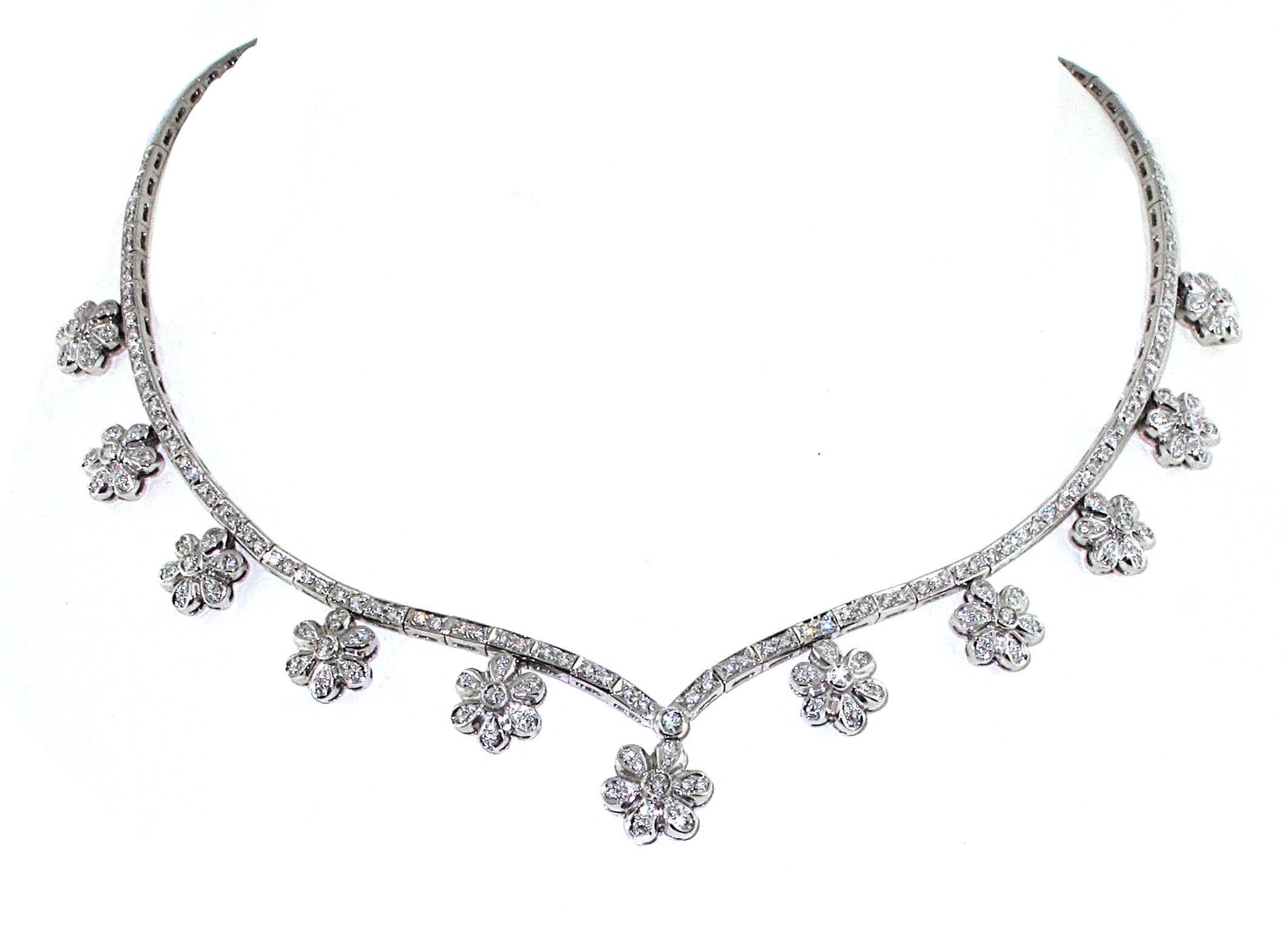 Round Cut 4 ct Diamond Flower Diamond Necklace 18 Karat Gold. Retail $14, 800 For Sale