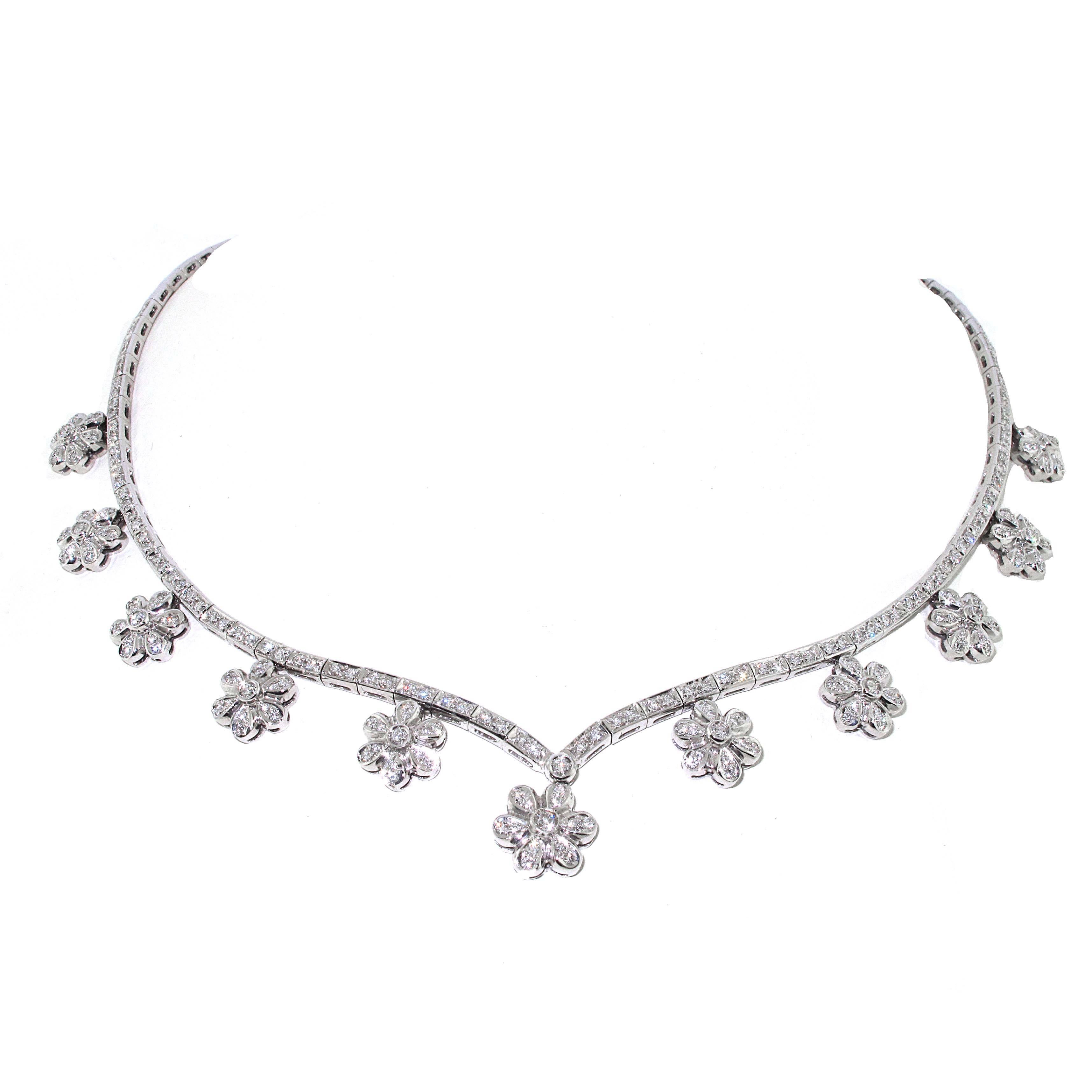 4 ct Diamond Flower Diamond Necklace 18 Karat Gold. Retail $14, 800 For Sale