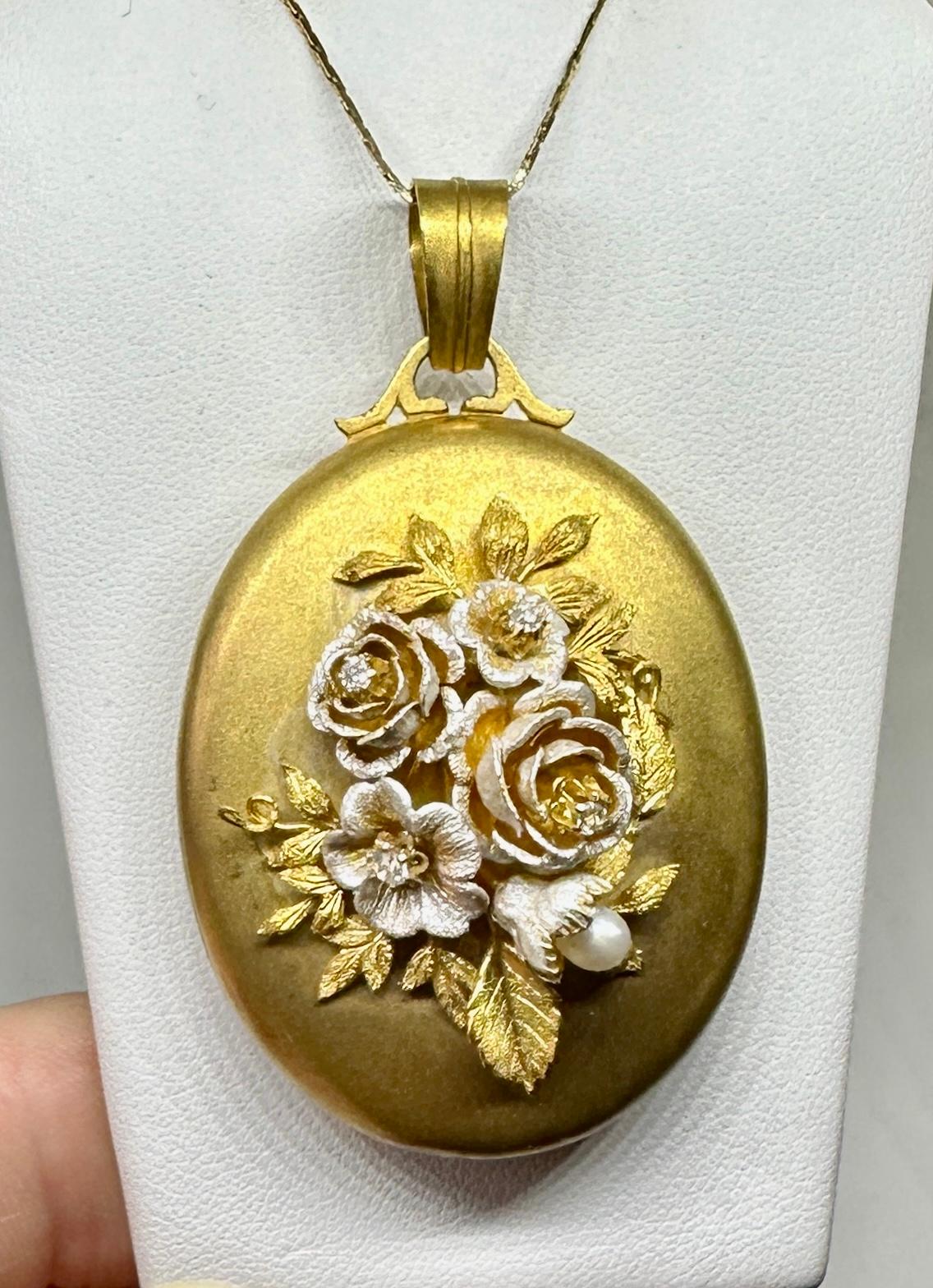 Colgante Relicario Motivo Flor Mina Antigua Diamante Esmalte Nacarado Oro 18 Kilates en venta 4