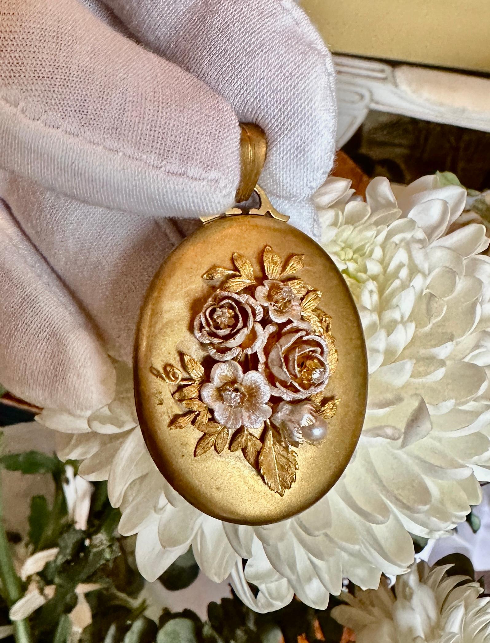 Colgante Relicario Motivo Flor Mina Antigua Diamante Esmalte Nacarado Oro 18 Kilates en venta 5