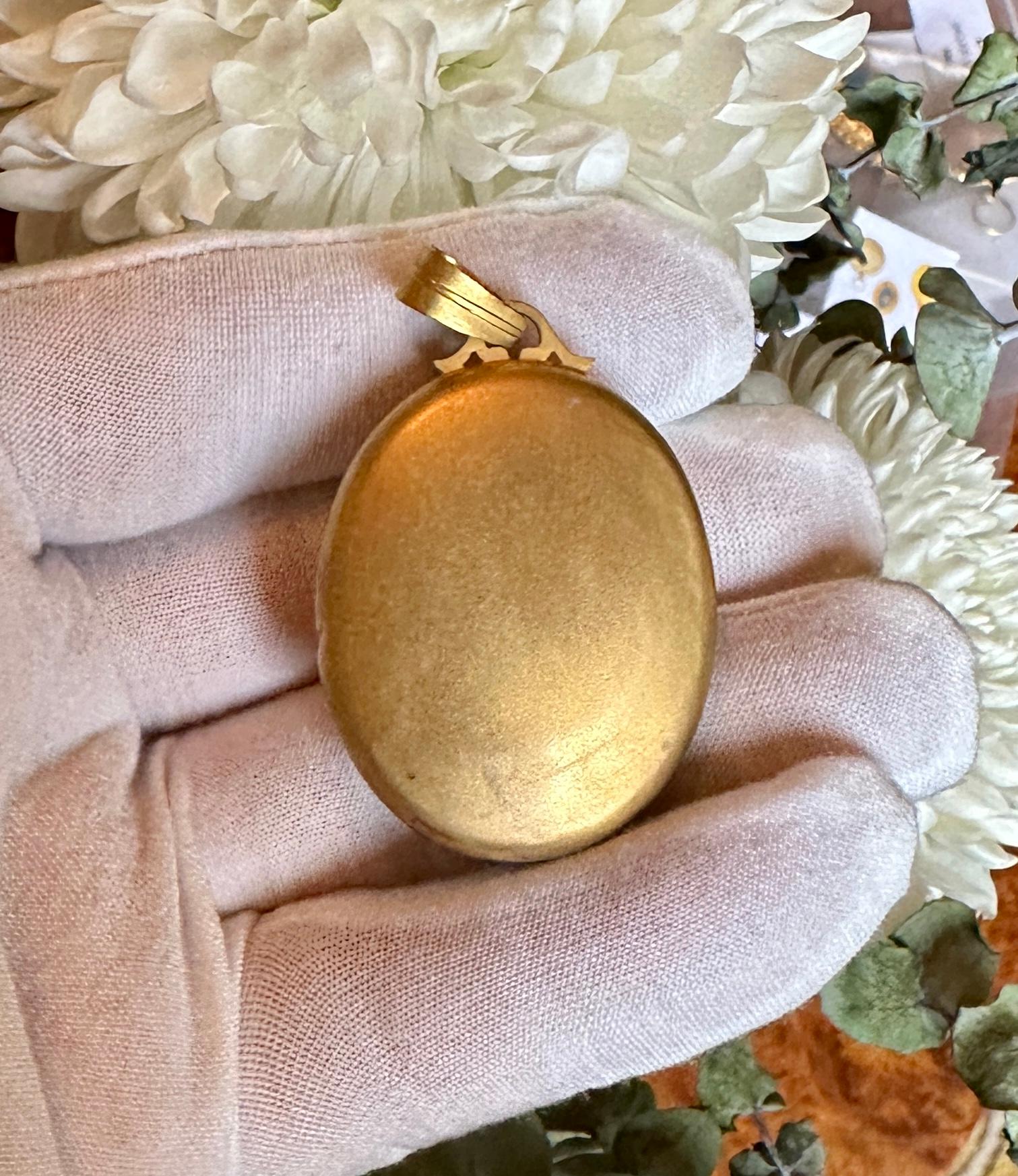 Colgante Relicario Motivo Flor Mina Antigua Diamante Esmalte Nacarado Oro 18 Kilates en venta 6
