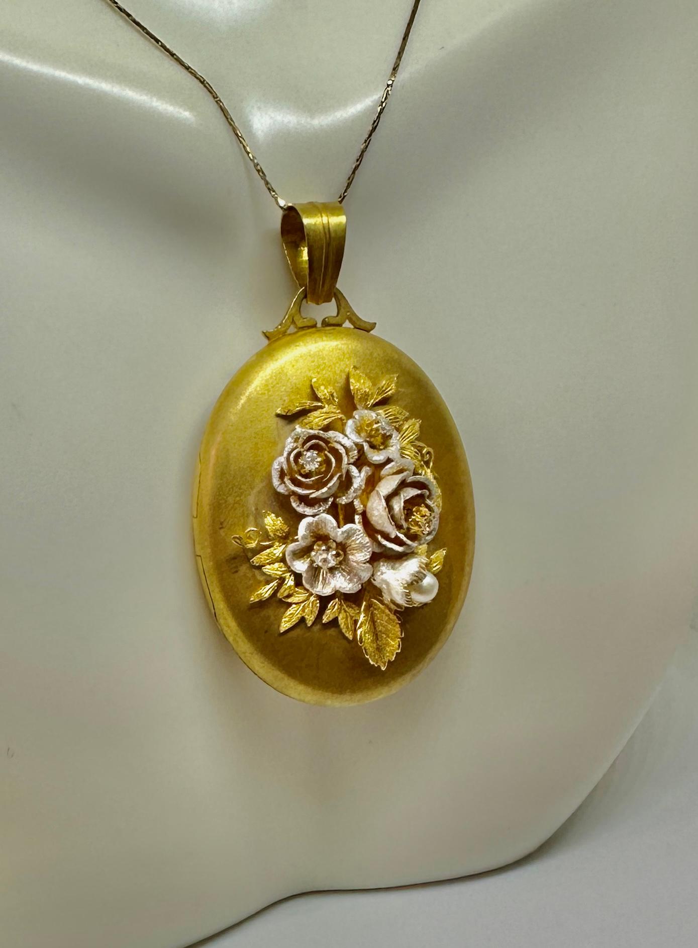 Colgante Relicario Motivo Flor Mina Antigua Diamante Esmalte Nacarado Oro 18 Kilates en Excelente estado para la venta en New York, NY