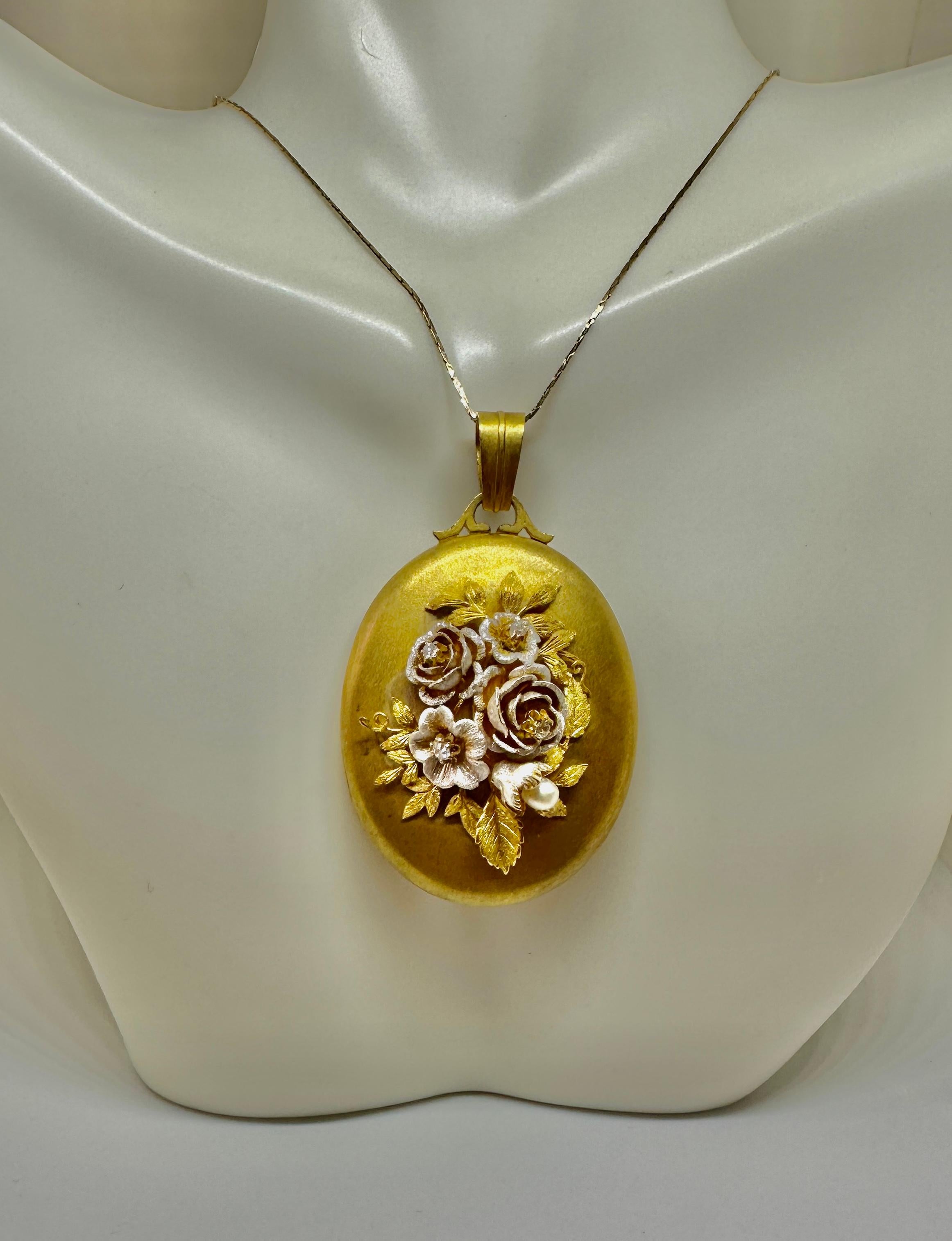 Femenino o masculino Colgante Relicario Motivo Flor Mina Antigua Diamante Esmalte Nacarado Oro 18 Kilates en venta
