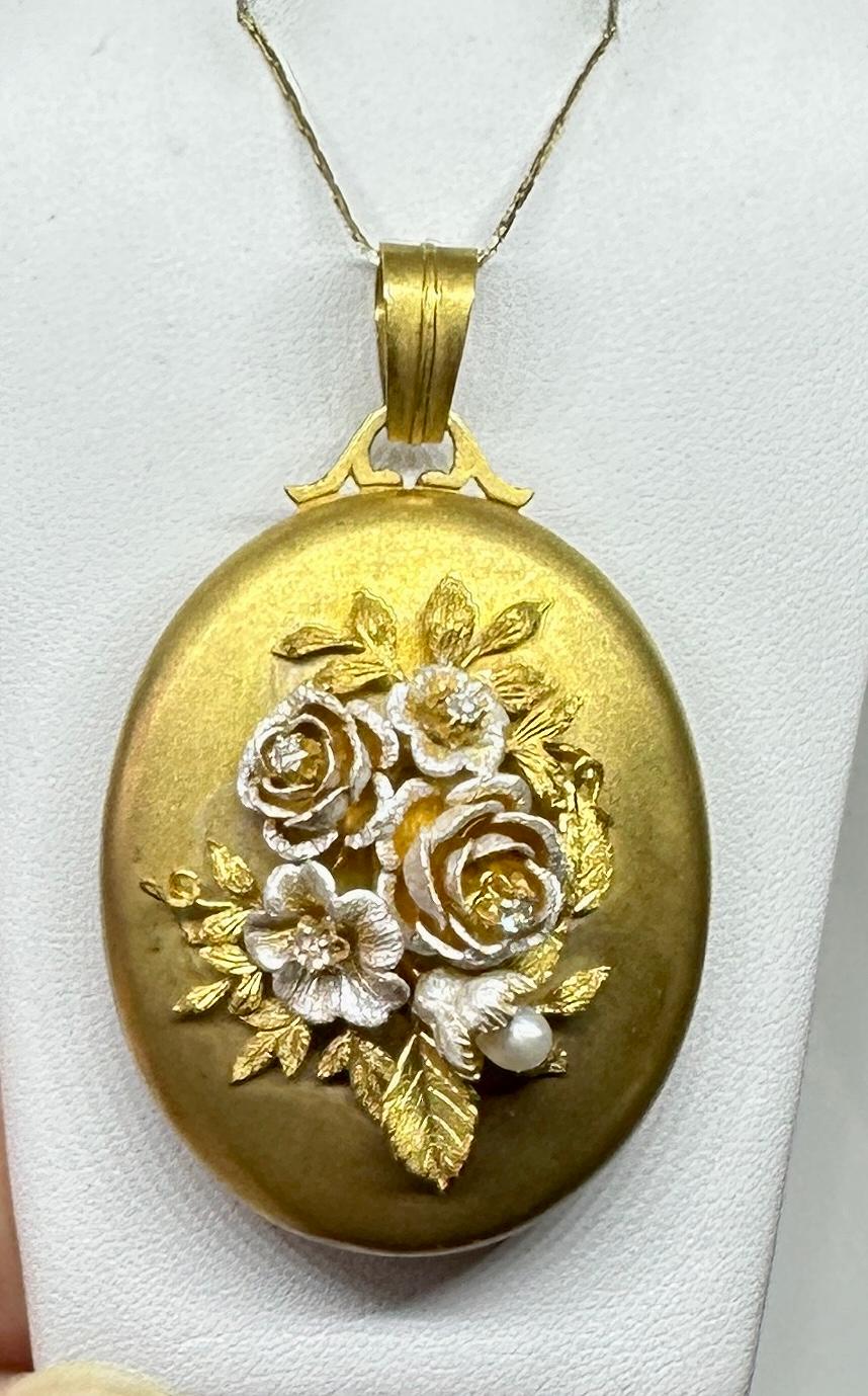 Colgante Relicario Motivo Flor Mina Antigua Diamante Esmalte Nacarado Oro 18 Kilates en venta 2