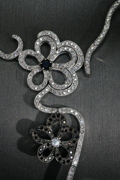 Collier de diamants blancs et noirs à motif floral