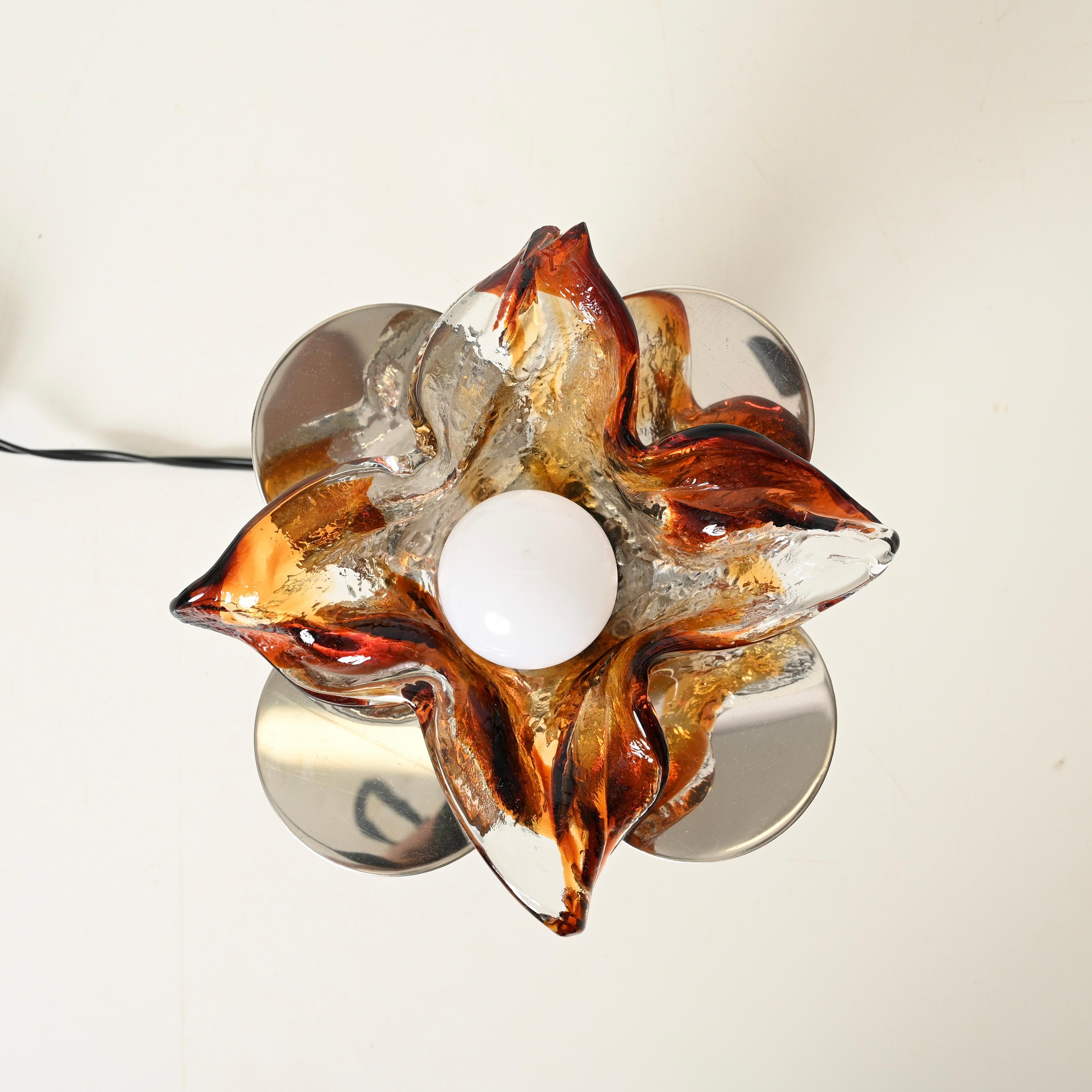 Maravillosas lámparas de mesa en forma de flor realizadas en cristal soplado de Murano, cromo y cuero. Estas encantadoras y singulares lámparas de mesa fueron fabricadas por Mazzega en Italia durante la década de 1970.

En un estado fantástico,
