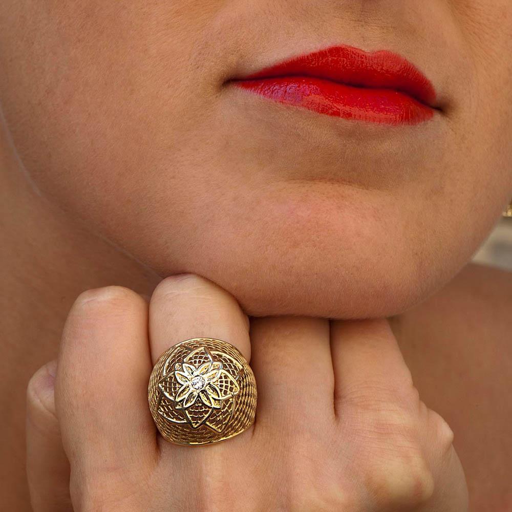Bague en diamant blanc   bague unique  Bague de cocktail en diamants  Bombe Ring  Or 18 carats  Bague de déclaration Bijouterie fine

PRÊT À LIVRER

Cette bague est une magnifique combinaison de tradition et de modernité. Le motif est une bague en
