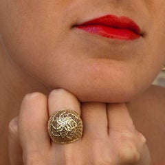 Bague bombée en or 18 carats avec filet de fleurs et diamants