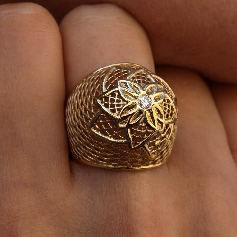  18 Karat Gold Flower Net Bombe Ring, Diamond In New Condition For Sale In Herzeliya, IL