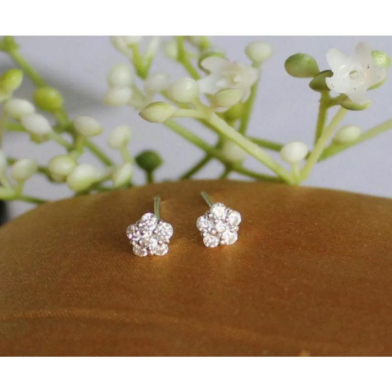 Flower Nose Piercing 14k Solid Gold Diamond Floral Minimalist Body Piercing Gift
The Price Is For Single Nose/Ear Piercing.
Light weight can be worn everyday

Additional information:
Condition: New without tags
Seller Notes: “The Price Is For Single