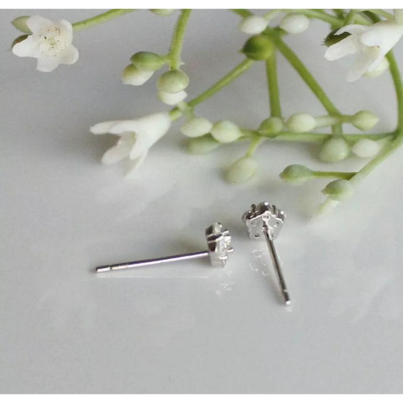 Round Cut Flower Nose Piercing 14k Solid Gold Diamond Floral Minimalist For Sale