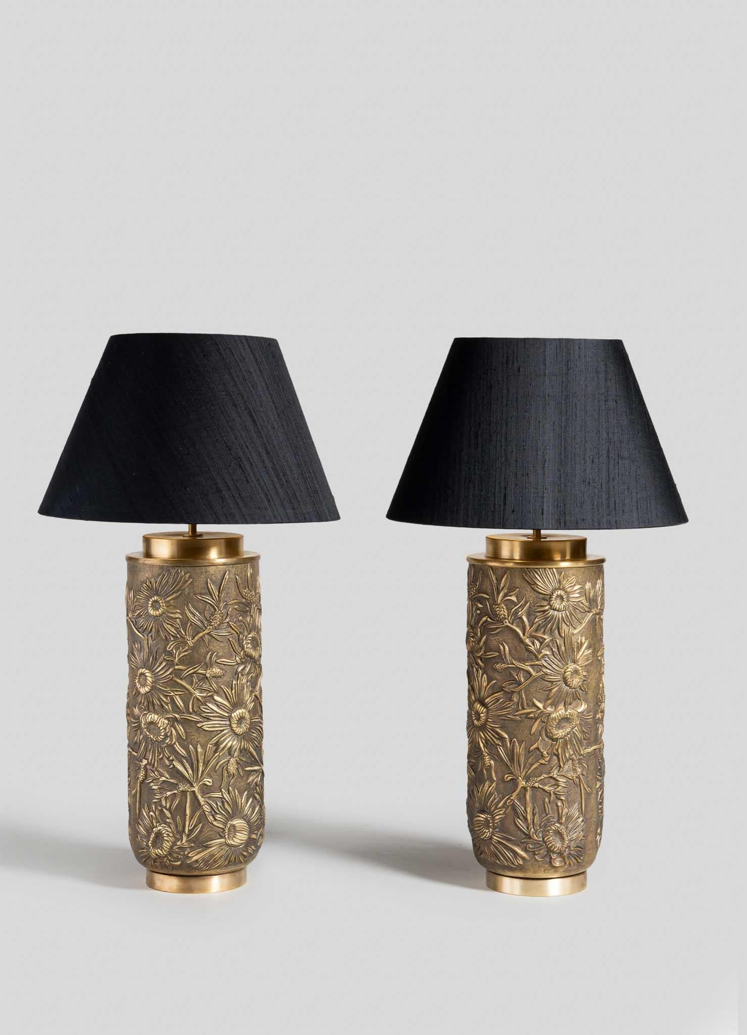 Lampe de table Flower of Persia Repousse en laiton patiné, par Vikram Goyal en vente 3