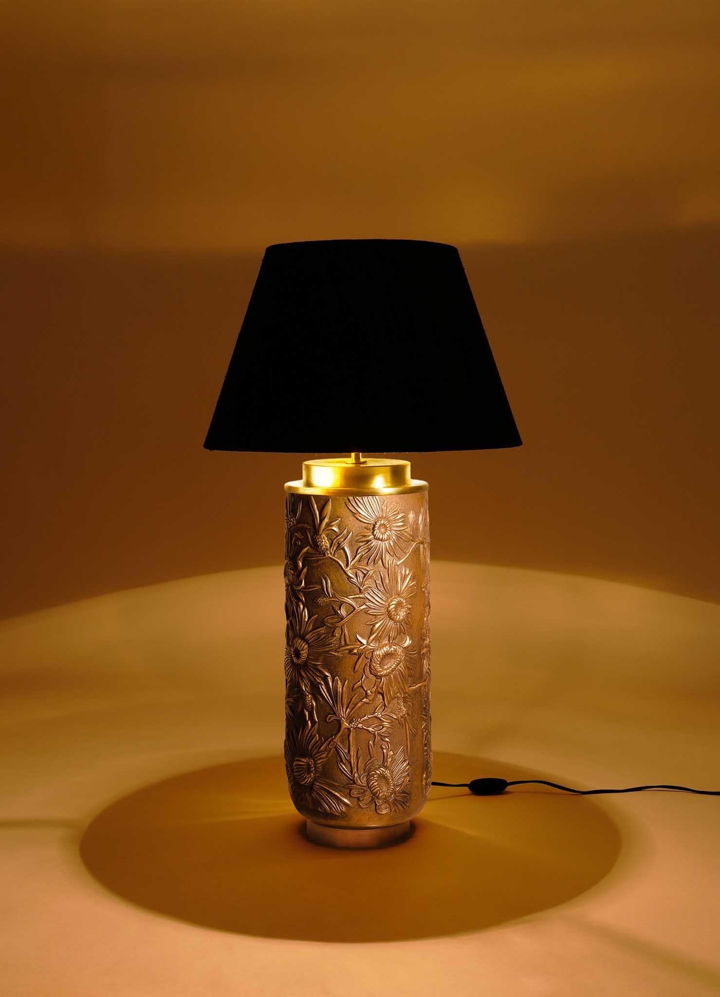 Lampe de table Flower of Persia Repousse en laiton patiné, par Vikram Goyal en vente 4