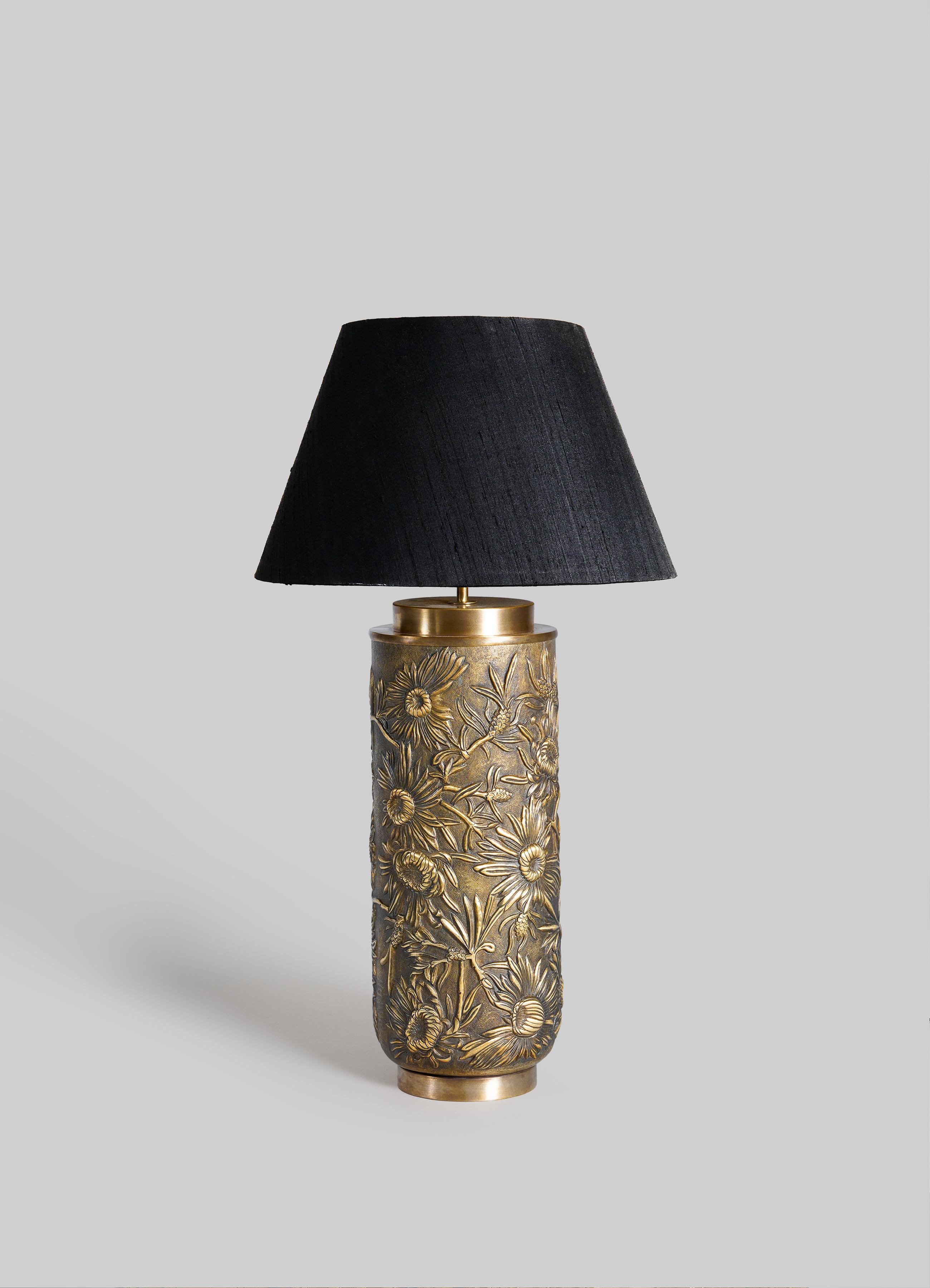 Lampada da tavolo Flower of Persia Repousse in ottone patinato, di Vikram Goyal

