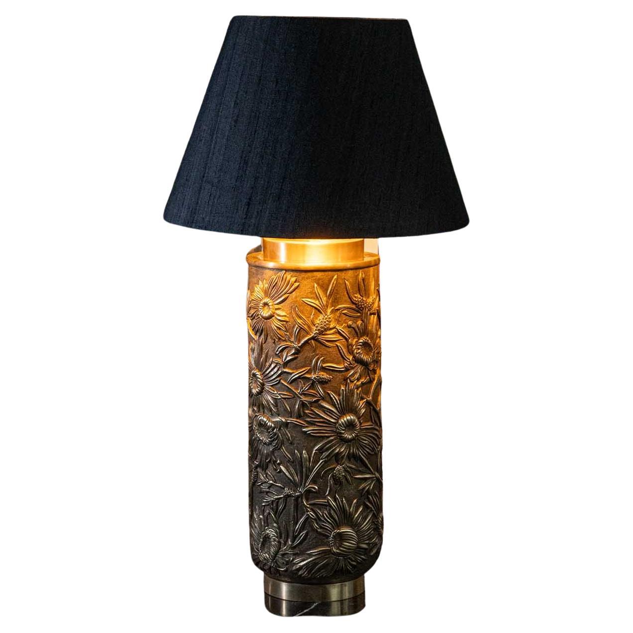 Indien Lampe de table Flower of Persia Repousse en laiton patiné, par Vikram Goyal en vente