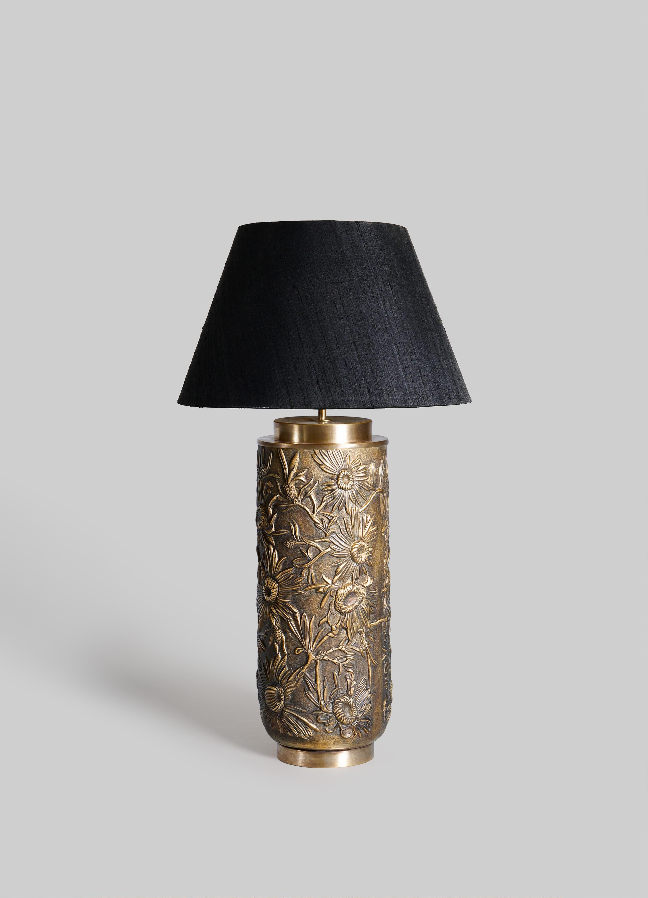 Indiano Lampada da tavolo Flower of Persia Repousse in ottone patinato, di Vikram Goyal in vendita