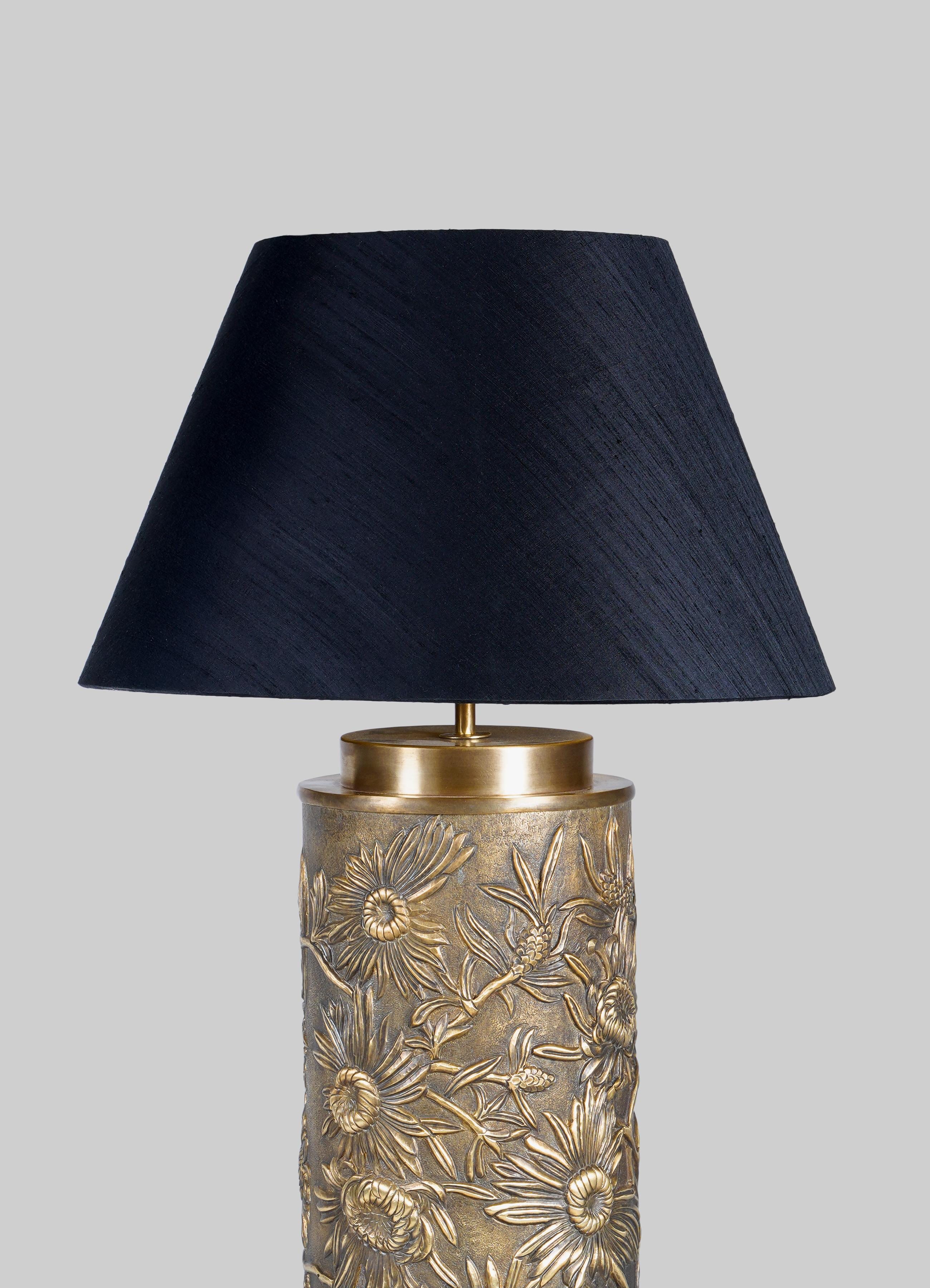 Fatto a mano Lampada da tavolo Flower of Persia Repousse in ottone patinato, di Vikram Goyal in vendita
