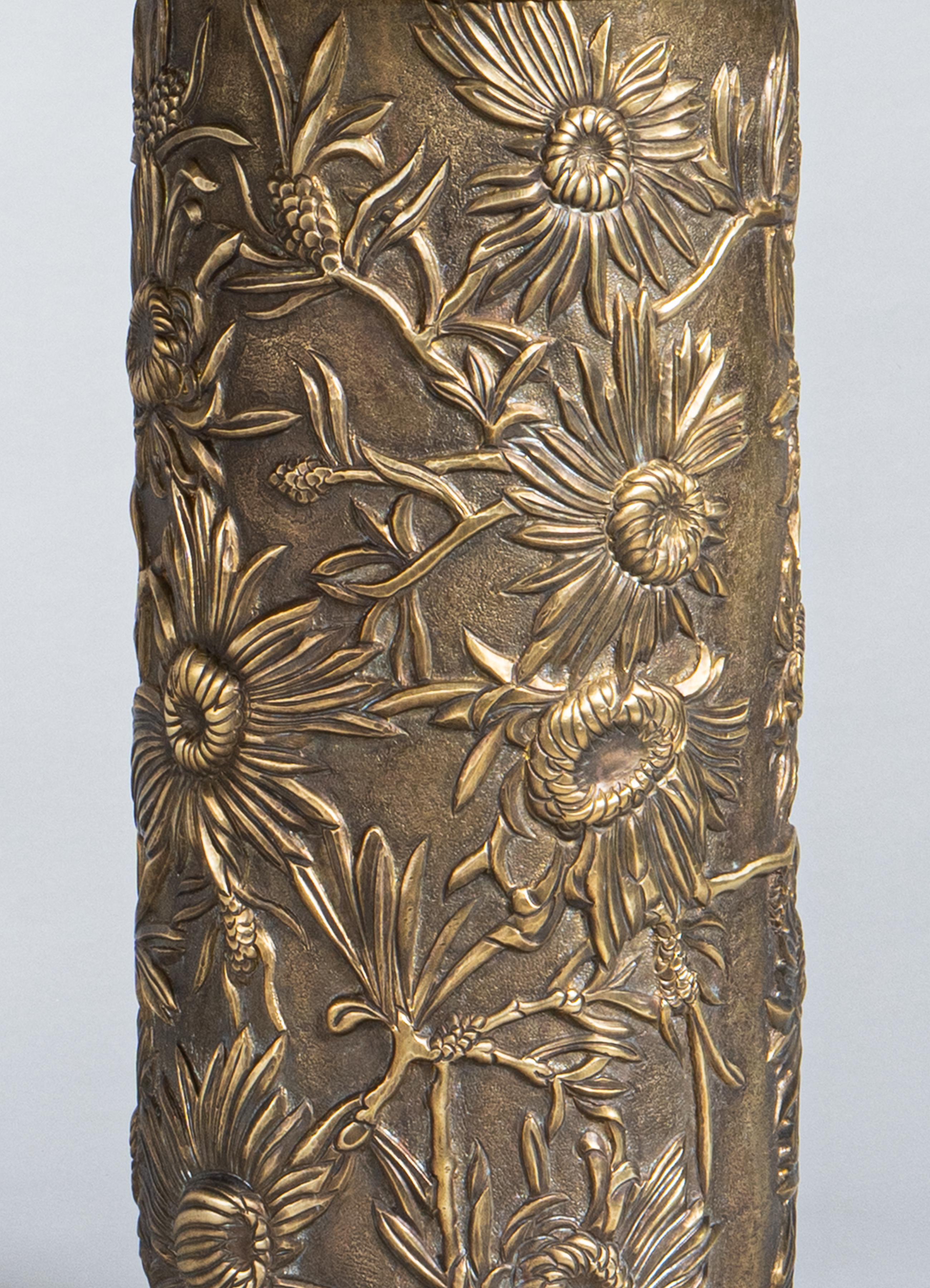 Lampada da tavolo Flower of Persia Repousse in ottone patinato, di Vikram Goyal In condizioni Nuovo in vendita a Noida, DL