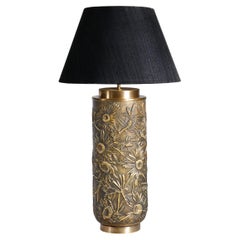 Lampada da tavolo Flower of Persia Repousse in ottone patinato, di Vikram Goyal
