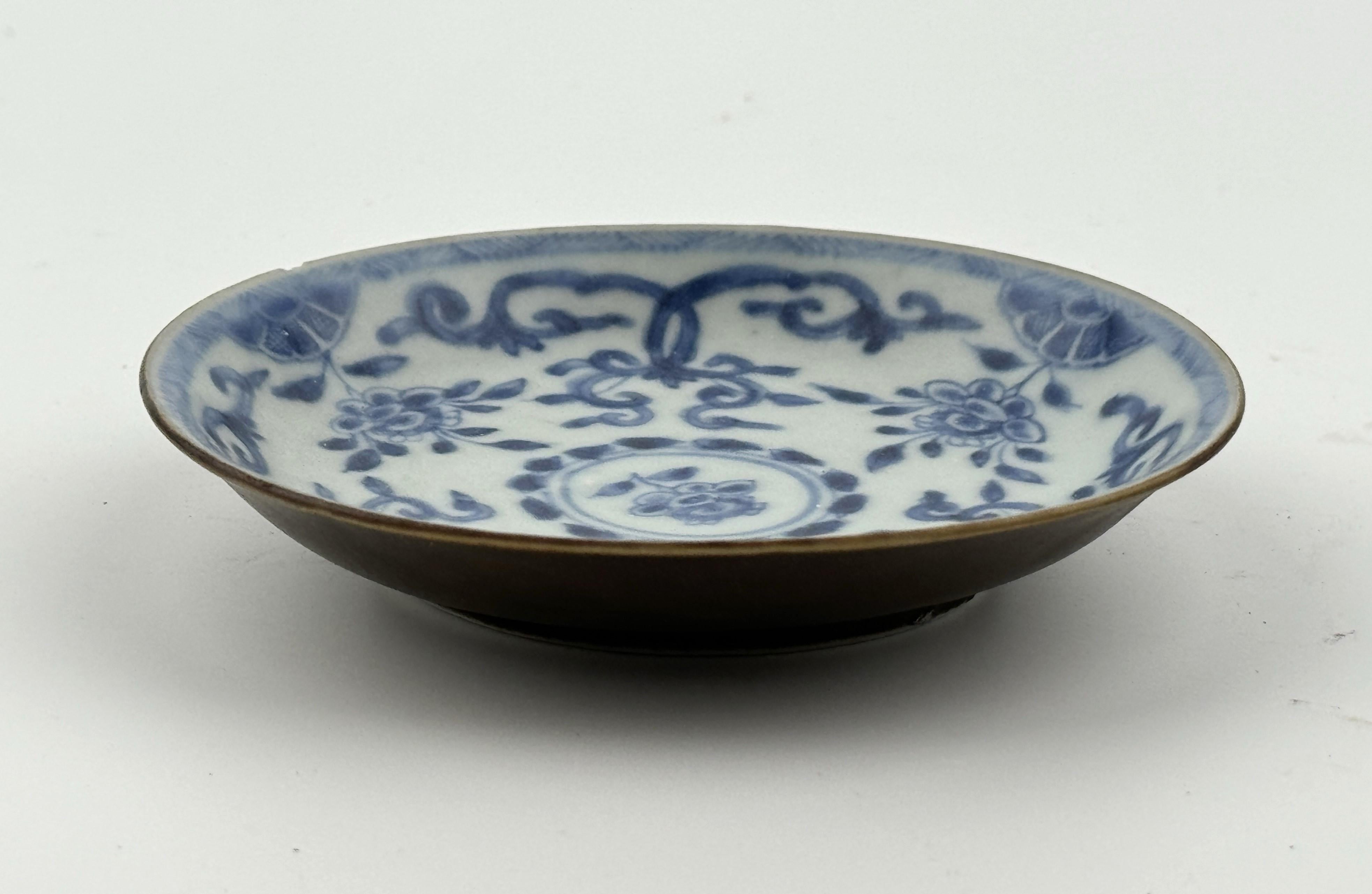 Cette soucoupe présente des motifs floraux centraux entourés d'une variété de motifs botaniques et floraux magnifiquement décorés, représentatifs de l'art céramique classique de l'Asie de l'Est.

Période : Dynastie Qing, Période Yongzheng
Date de