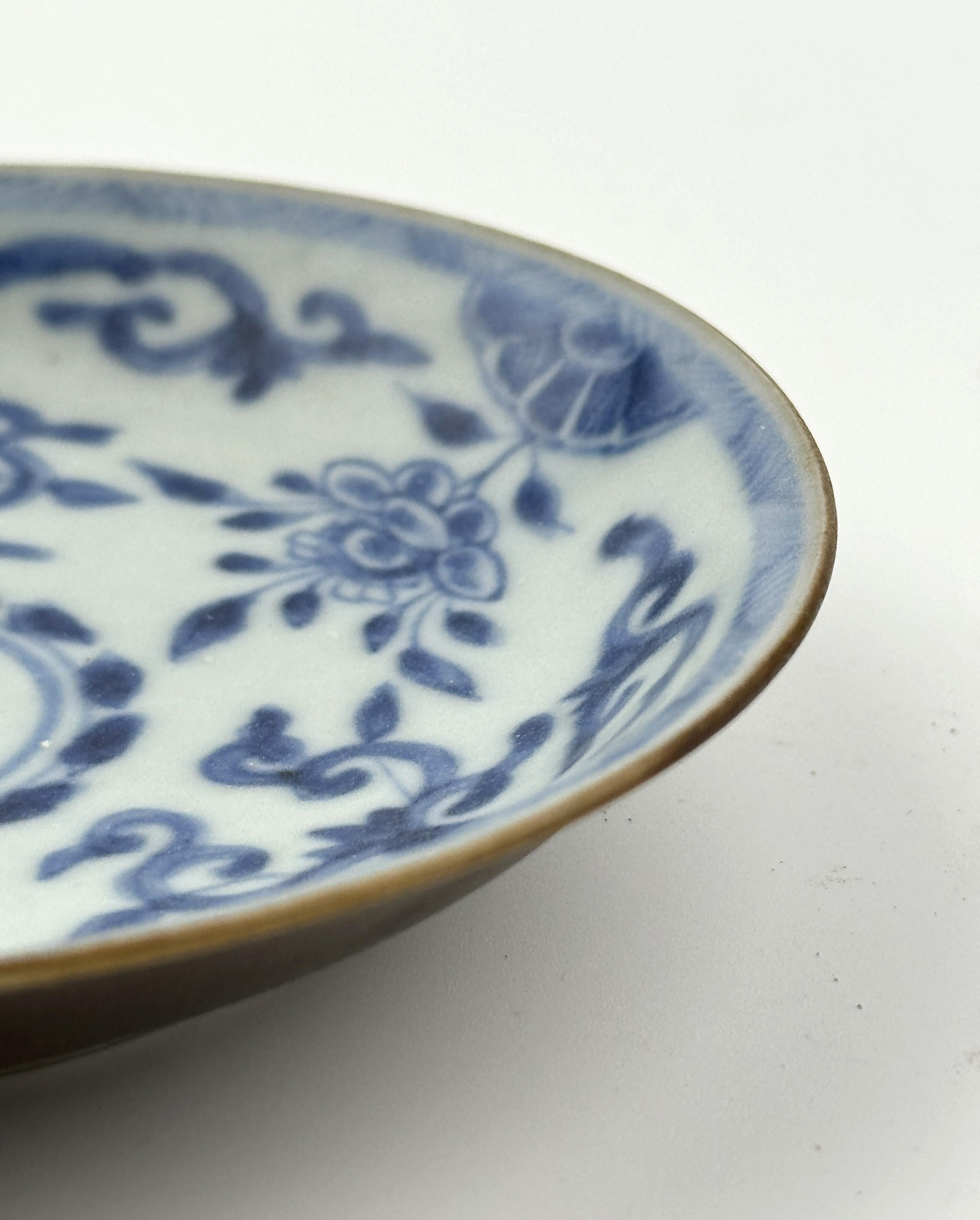 Vernissé Service à thé bleu et blanc à motif de fleurs c 1725, Dynastie Qing, règne de Yongzheng en vente