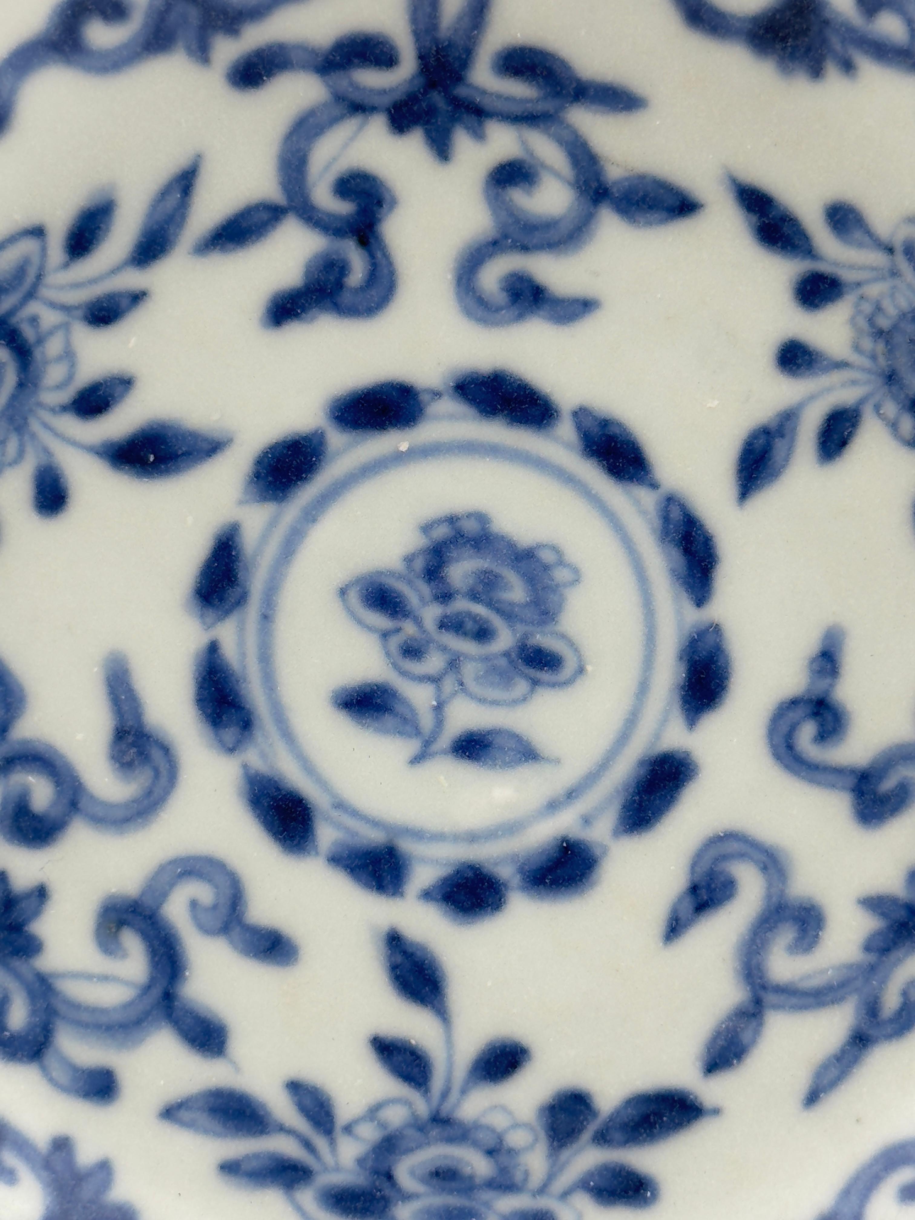 Service à thé bleu et blanc à motif de fleurs c 1725, Dynastie Qing, règne de Yongzheng Bon état - En vente à seoul, KR