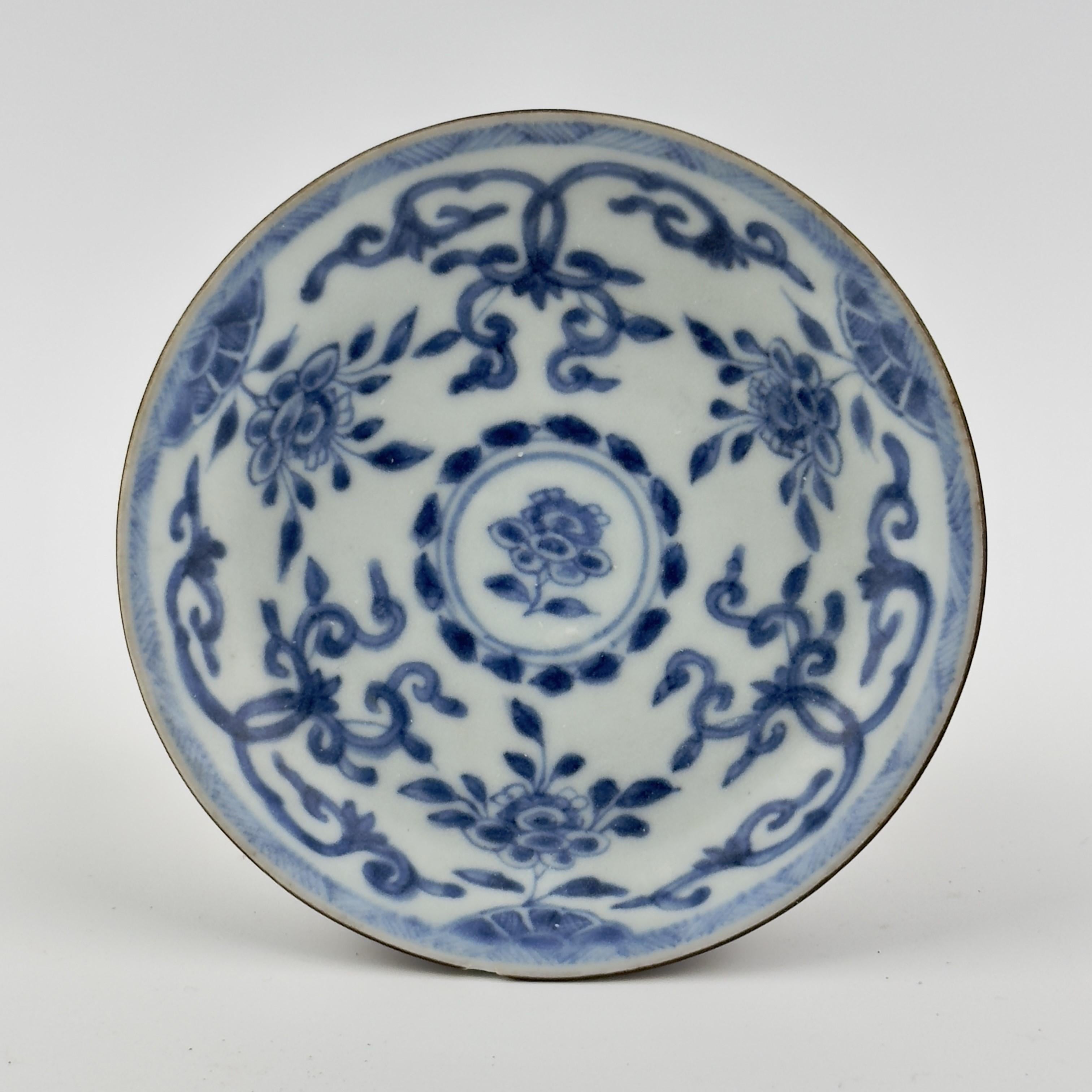 Service à thé bleu et blanc à motif de fleurs c 1725, Dynastie Qing, règne de Yongzheng en vente 2