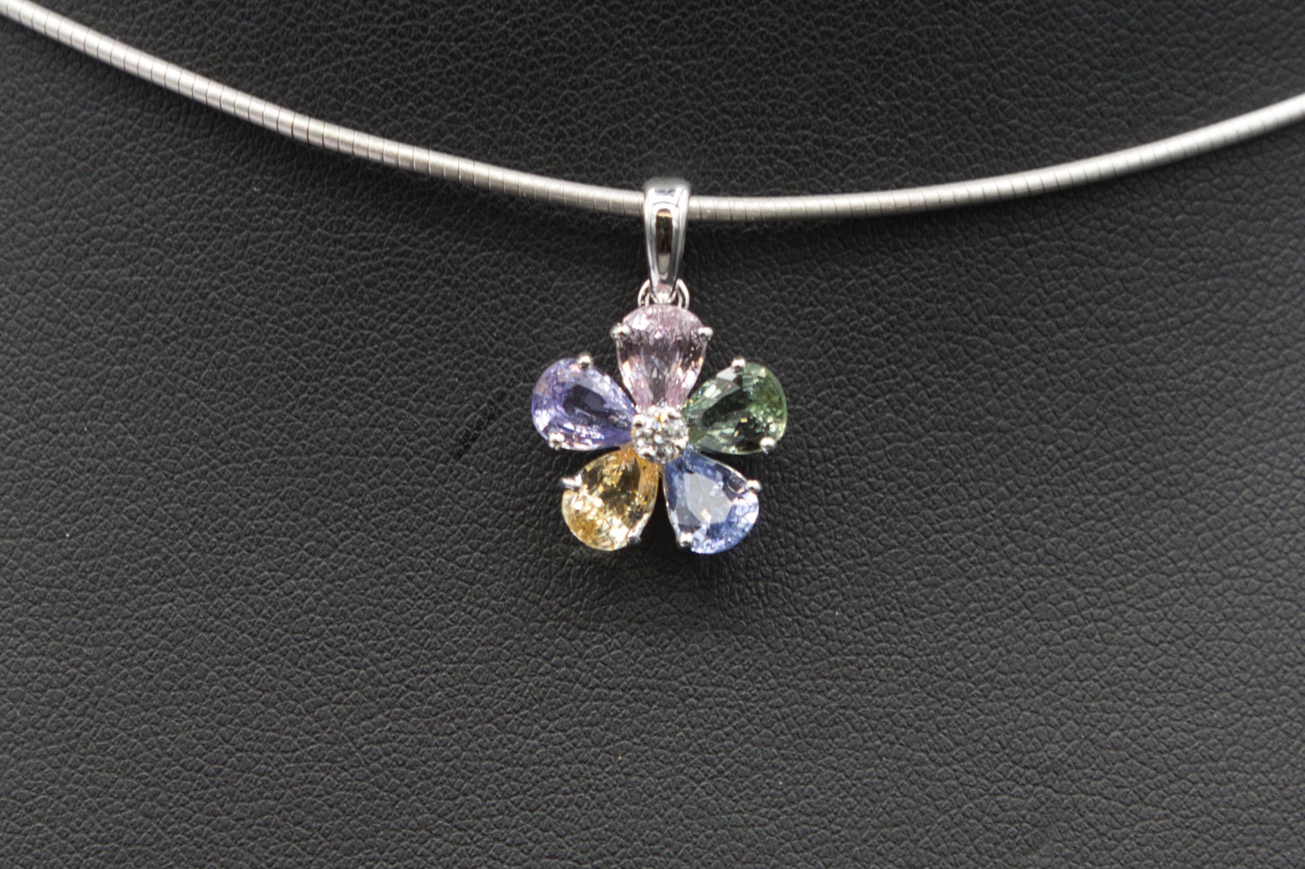 Oro bianco 18 k 
3,85 ct  colore zaffiro
1 piccolo diamante
2,67 grammi
1,5 cm di diametro
Il rimorchio è un elegante gioiello realizzato in oro bianco 18 k. e ha un peso totale di 2,67 grammi. Con un diametro di 1,5 cm e una sospensione di 2 cm, è