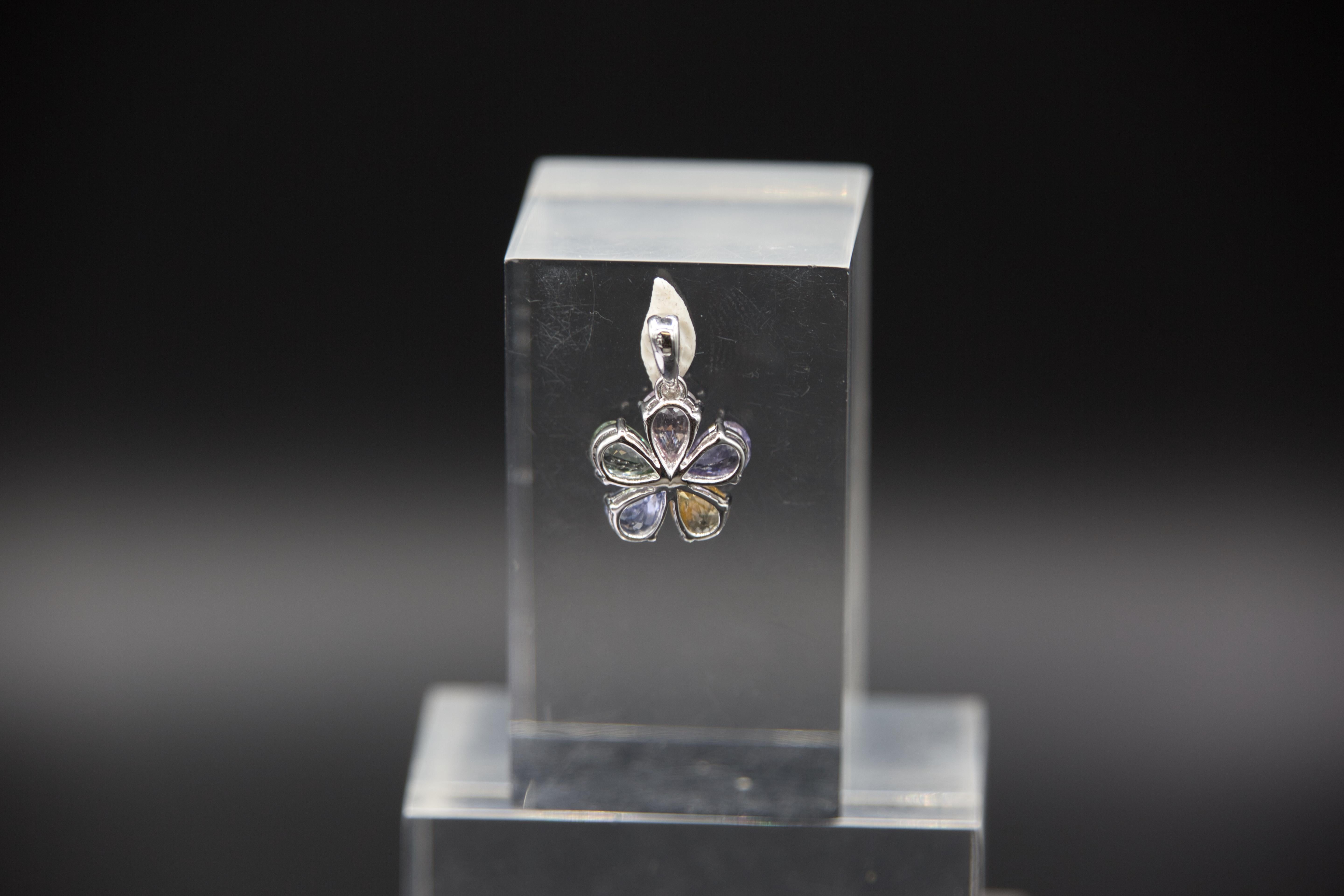 Ciondolo a forma di fiore con zaffiri 18 K. In condizioni Nuovo in vendita a Bad Kissingen, DE