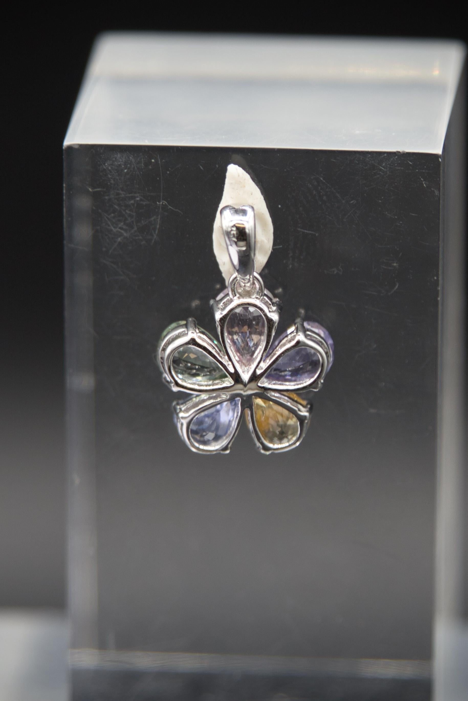 da uomo o donna Ciondolo a forma di fiore con zaffiri 18 K. in vendita