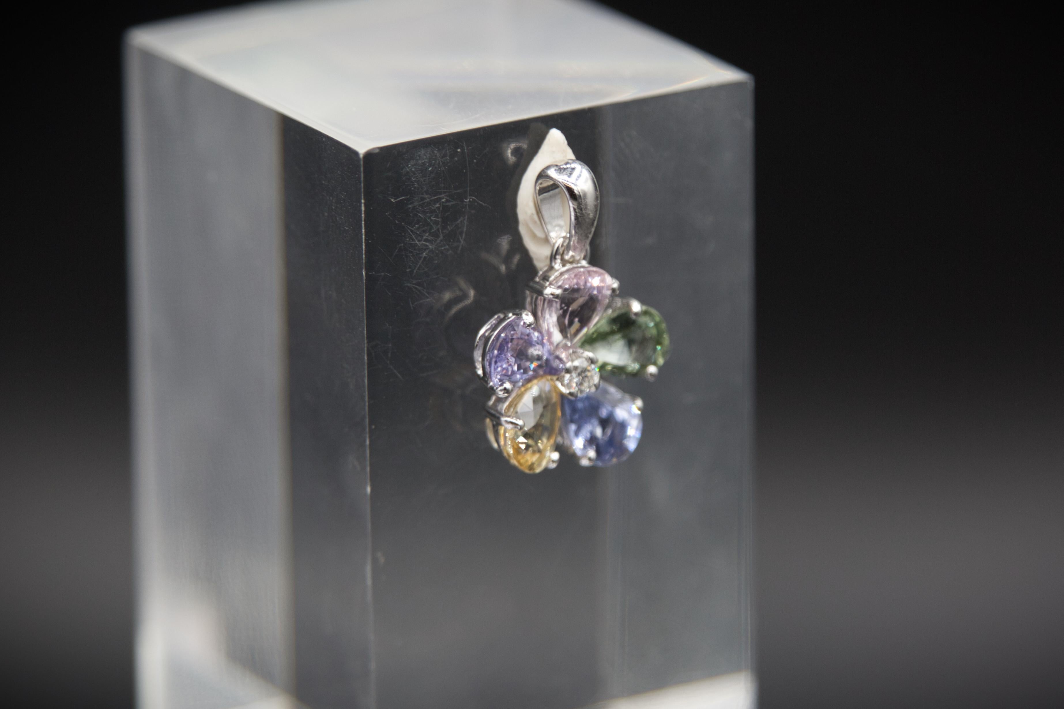 Ciondolo a forma di fiore con zaffiri 18 K. in vendita 3