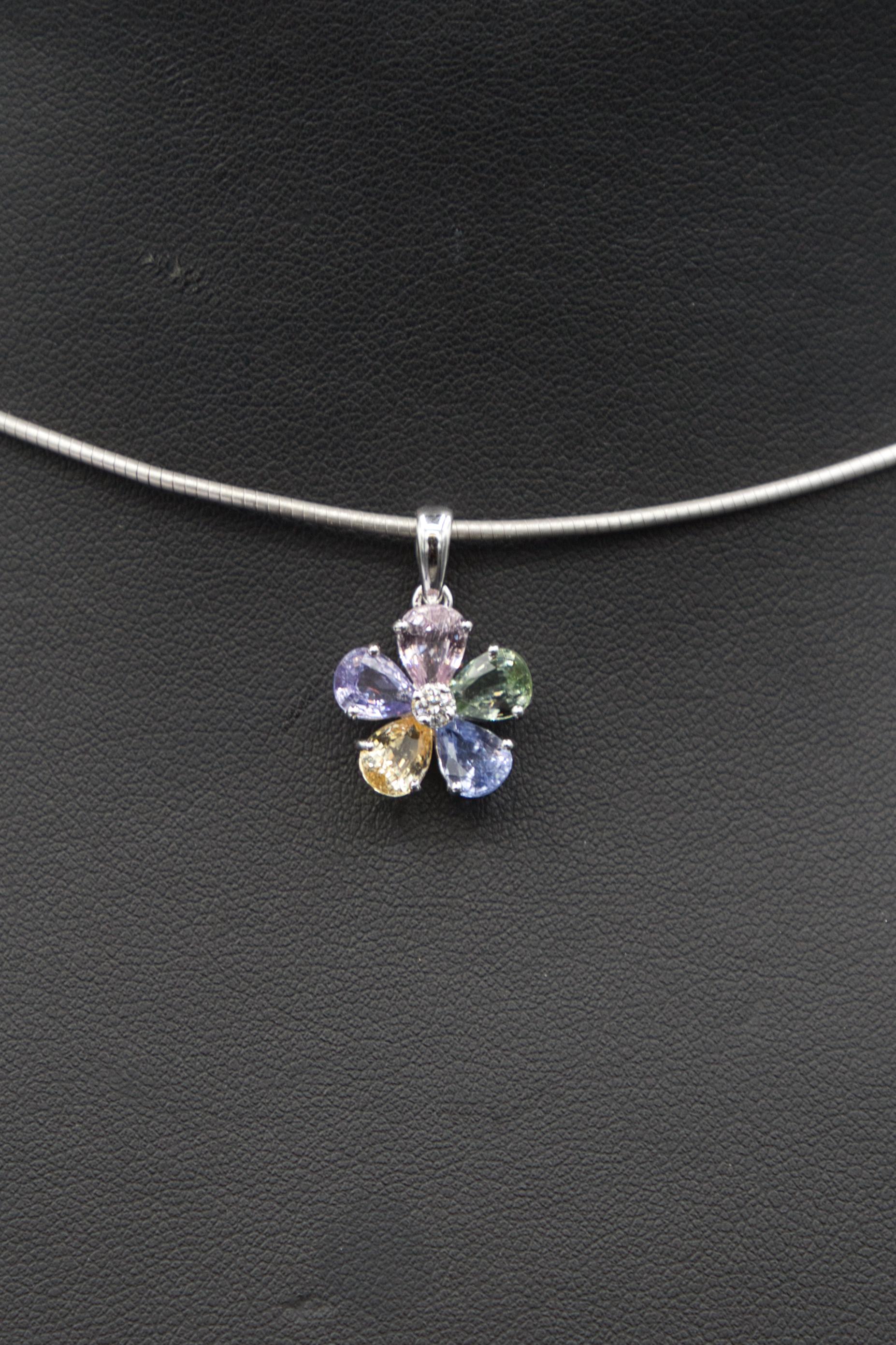 Ciondolo a forma di fiore con zaffiri 18 K. in vendita 4