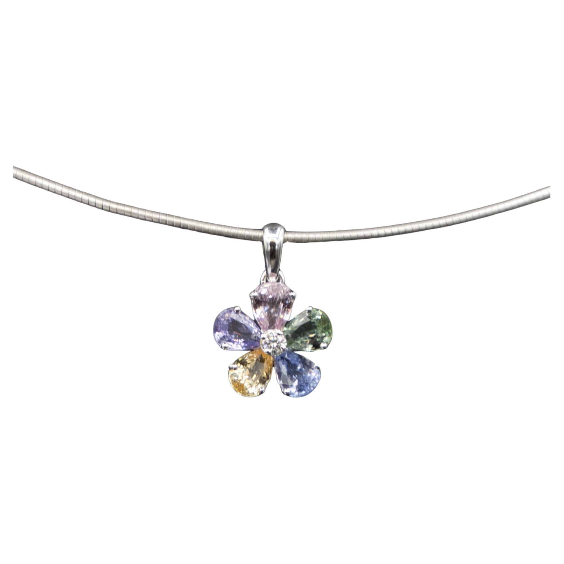Ciondolo a forma di fiore con zaffiri 18 K. in vendita
