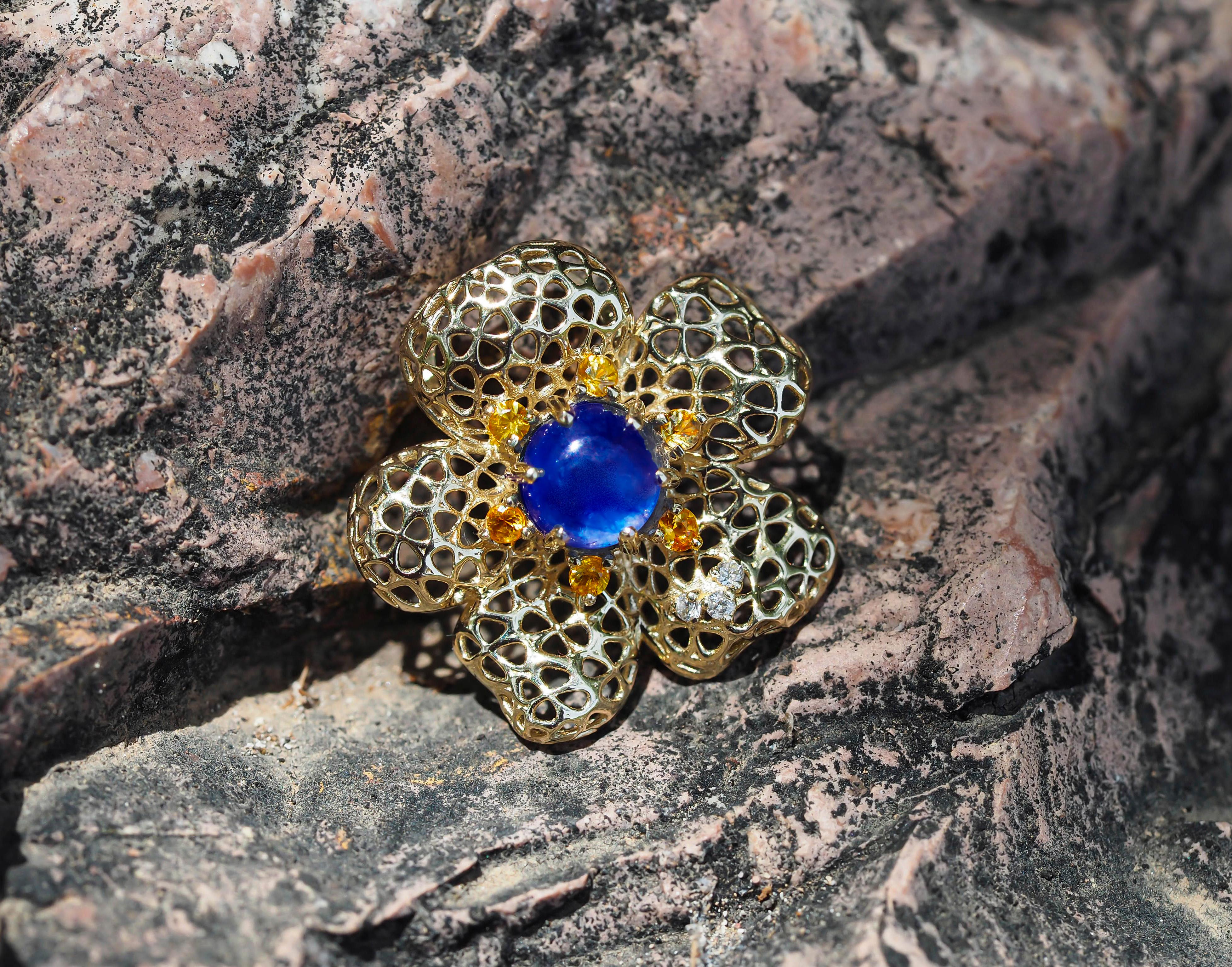 Flower pendant with sapphire. 
Cabochon sapphire 14k Gold pendant. Gold flower pendant. Blue sapphire pendant. Floral gold pendant.

Metal: 14k gold
Weight: 2.20 g.
Size 20 mm.

Central stone: Sapphire
Cut: Round cabochon
Weight: approx 1.30