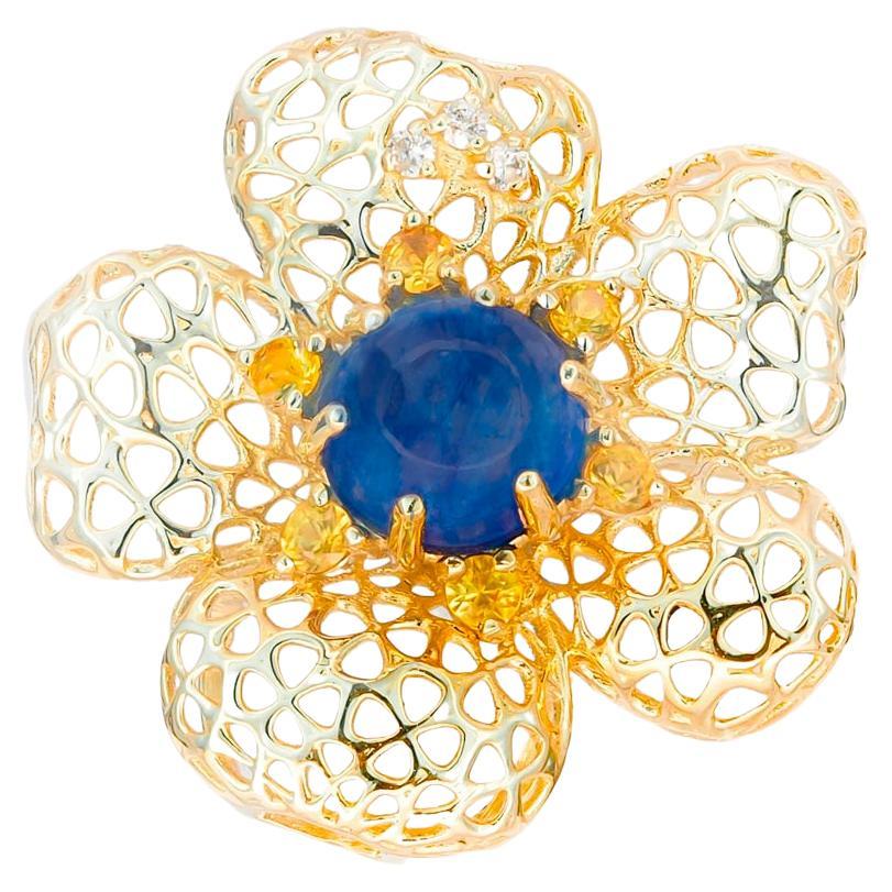 Flower pendant with sapphire. 