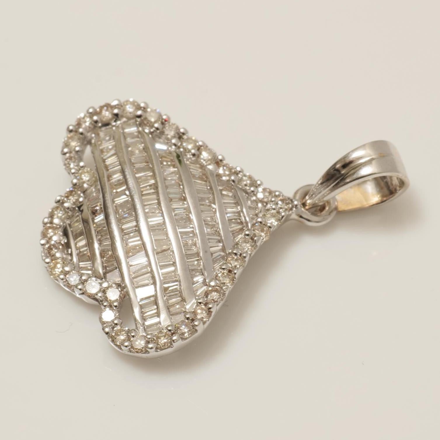 Collar Colgante de Diamantes Pétalo de Flor en Oro Macizo de 14 K (Certificado) en Nuevo estado para la venta en New Delhi, DL
