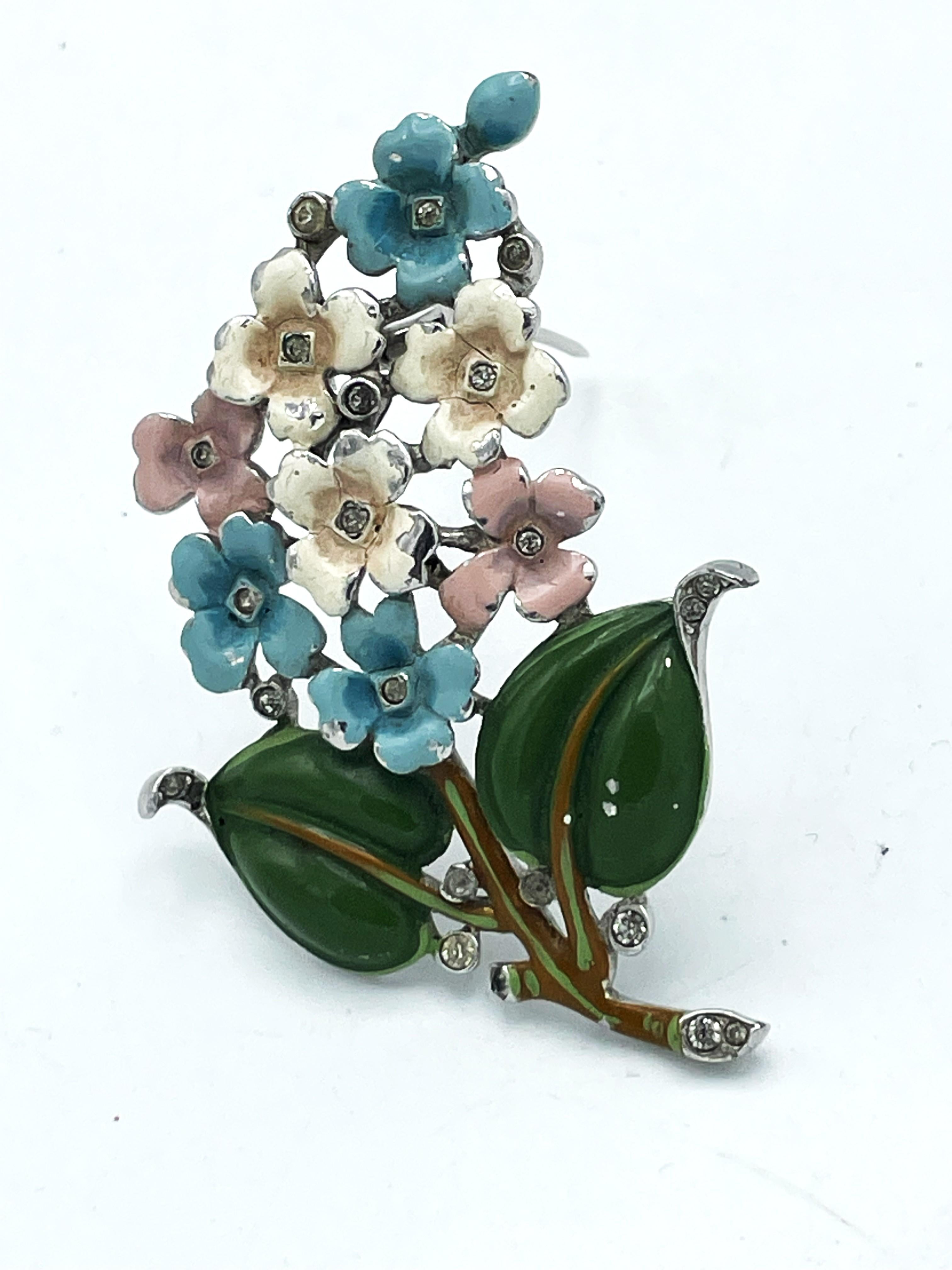 Art Déco Flower pin/brooch by Trifari US, rhodium-plated metal and enameled flowers, 1940 in vendita