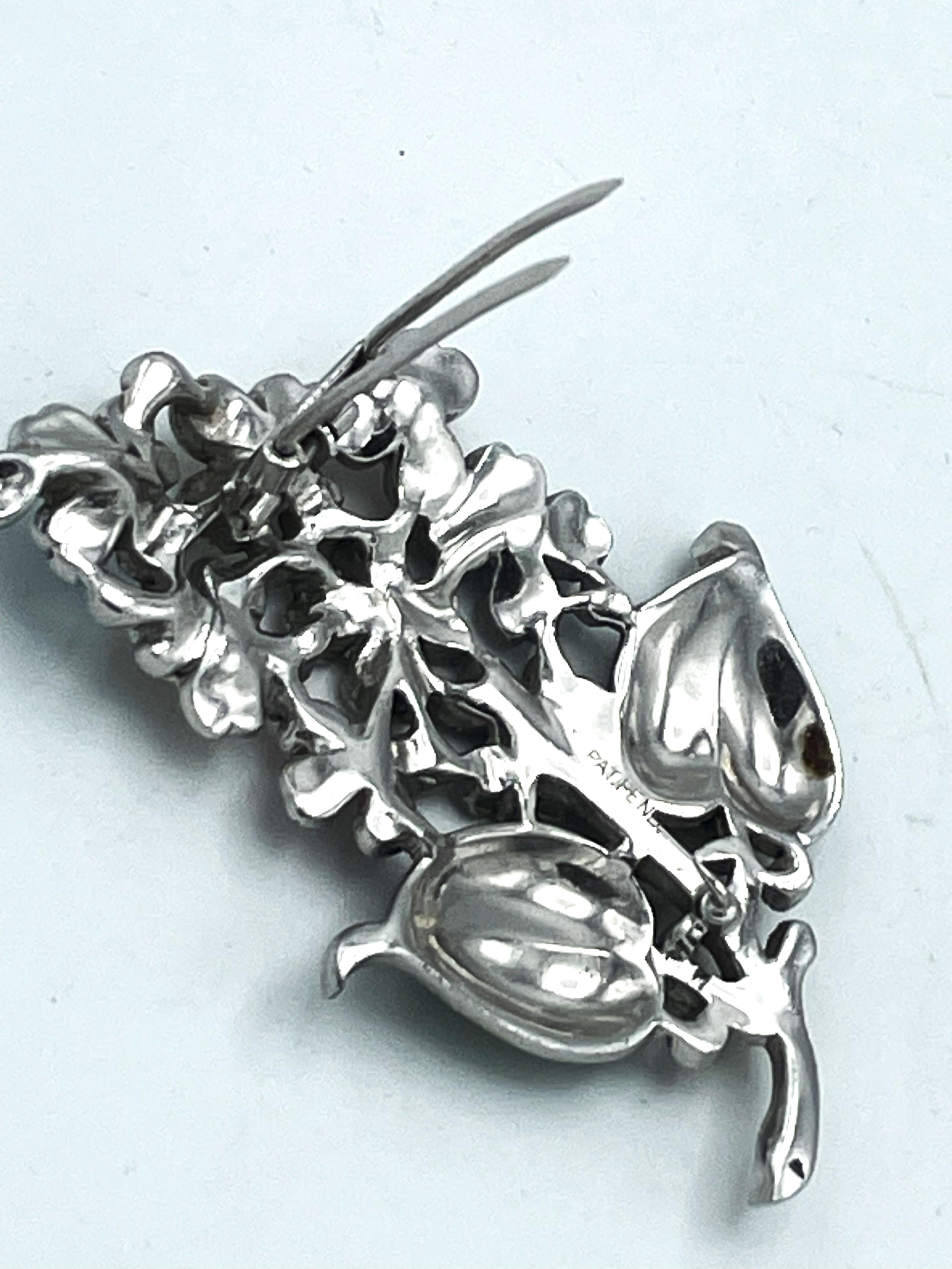 Flower pin/brooch by Trifari US, rhodium-plated metal and enameled flowers, 1940 In condizioni buone in vendita a Stuttgart, DE