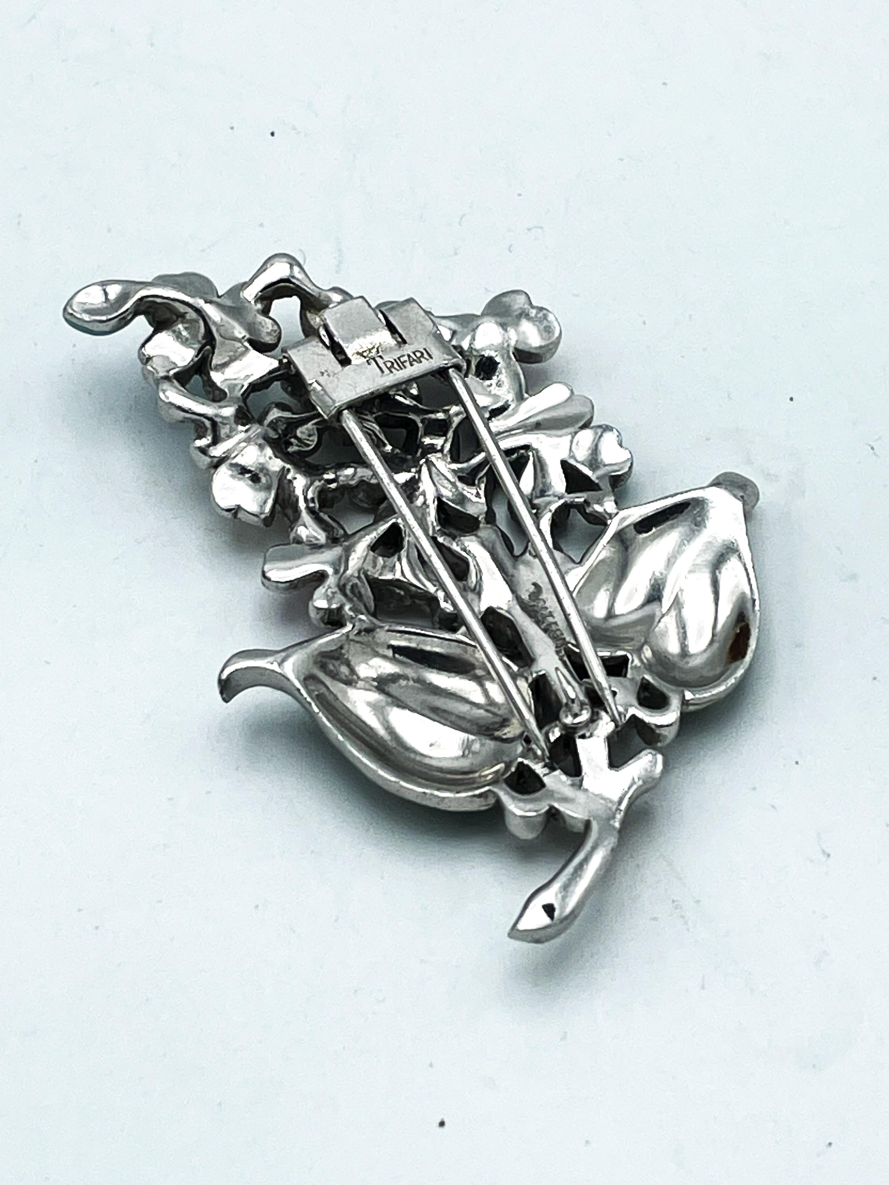 Donna Flower pin/brooch by Trifari US, rhodium-plated metal and enameled flowers, 1940 in vendita