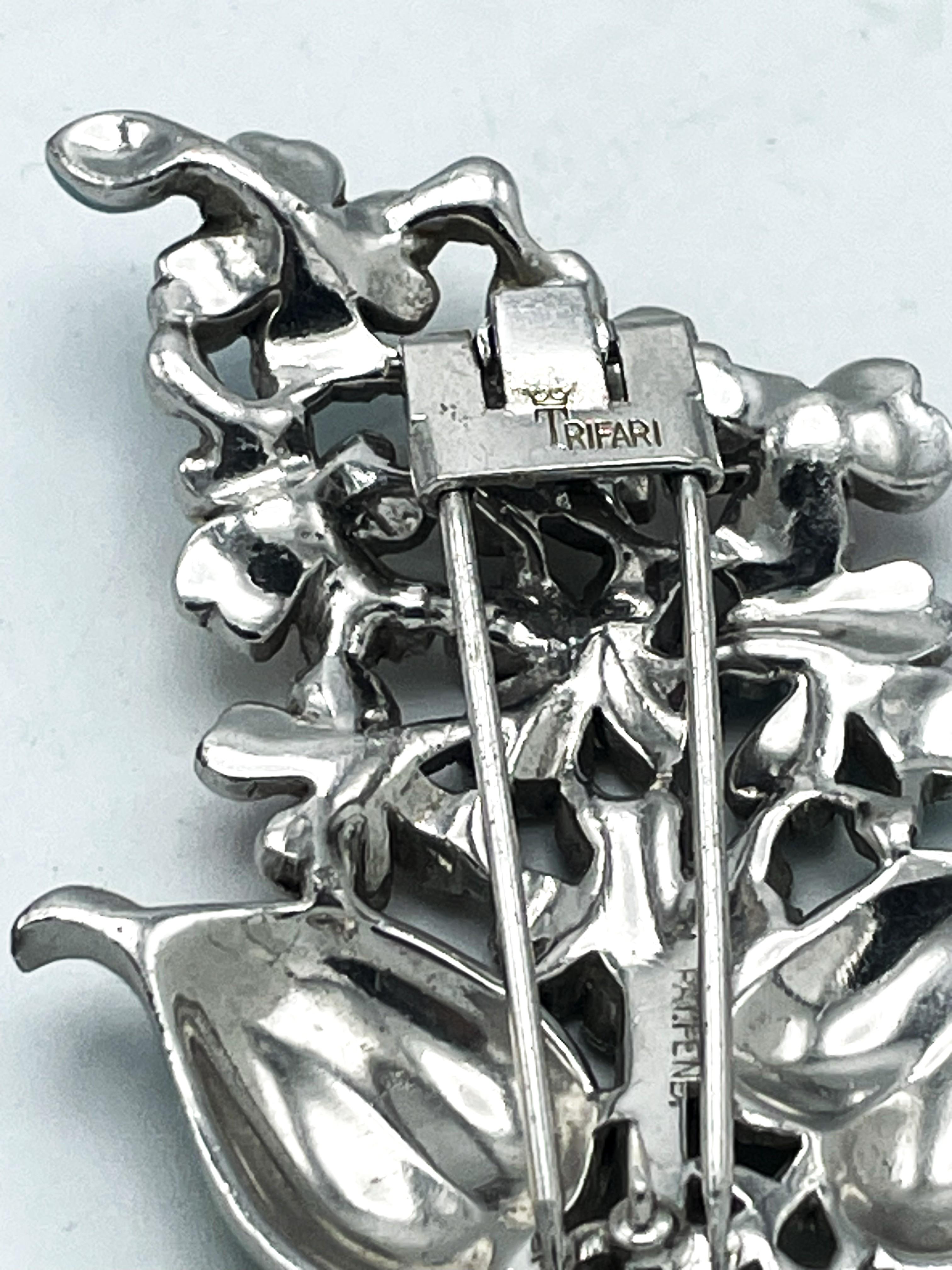 Flower pin/brooch by Trifari US, rhodium-plated metal and enameled flowers, 1940 in vendita 1