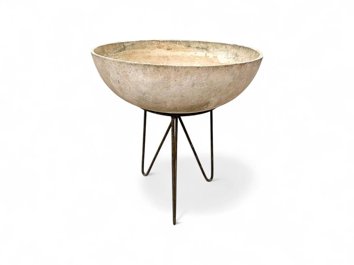 Cette jardinière d'extérieur, conçue par Willy Guhl pour Eternit, est fabriquée en fibrociment durable. La partie supérieure concave de la jardinière repose élégamment sur trois pieds en fer. Ce style de jardinière était très populaire au Brésil