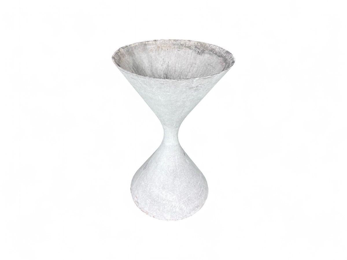 Cette jardinière fait partie de la collection de vases en fibres-ciment Eternit, conçue par le pionnier suisse du design industriel Willy Guhl (1915-2004), également connu pour avoir créé l'emblématique chaise Loop en 1954.

Lorsque Eternit a lancé