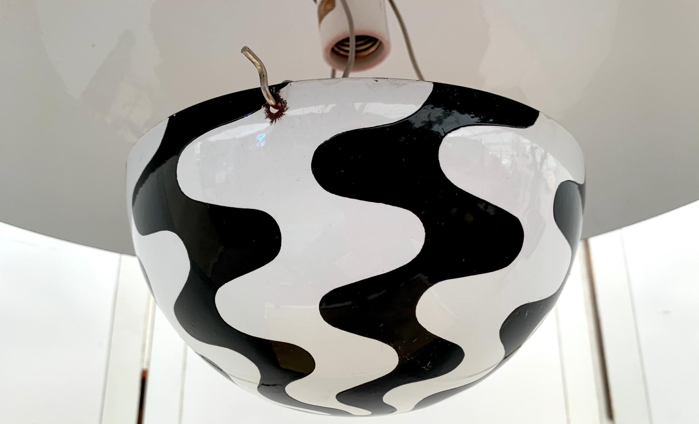 'Flower Pot' Black & White Hanging Lamp by Verner Panton for Louis Poulsen, 1971 In Good Condition For Sale In West Palm Beach, FL