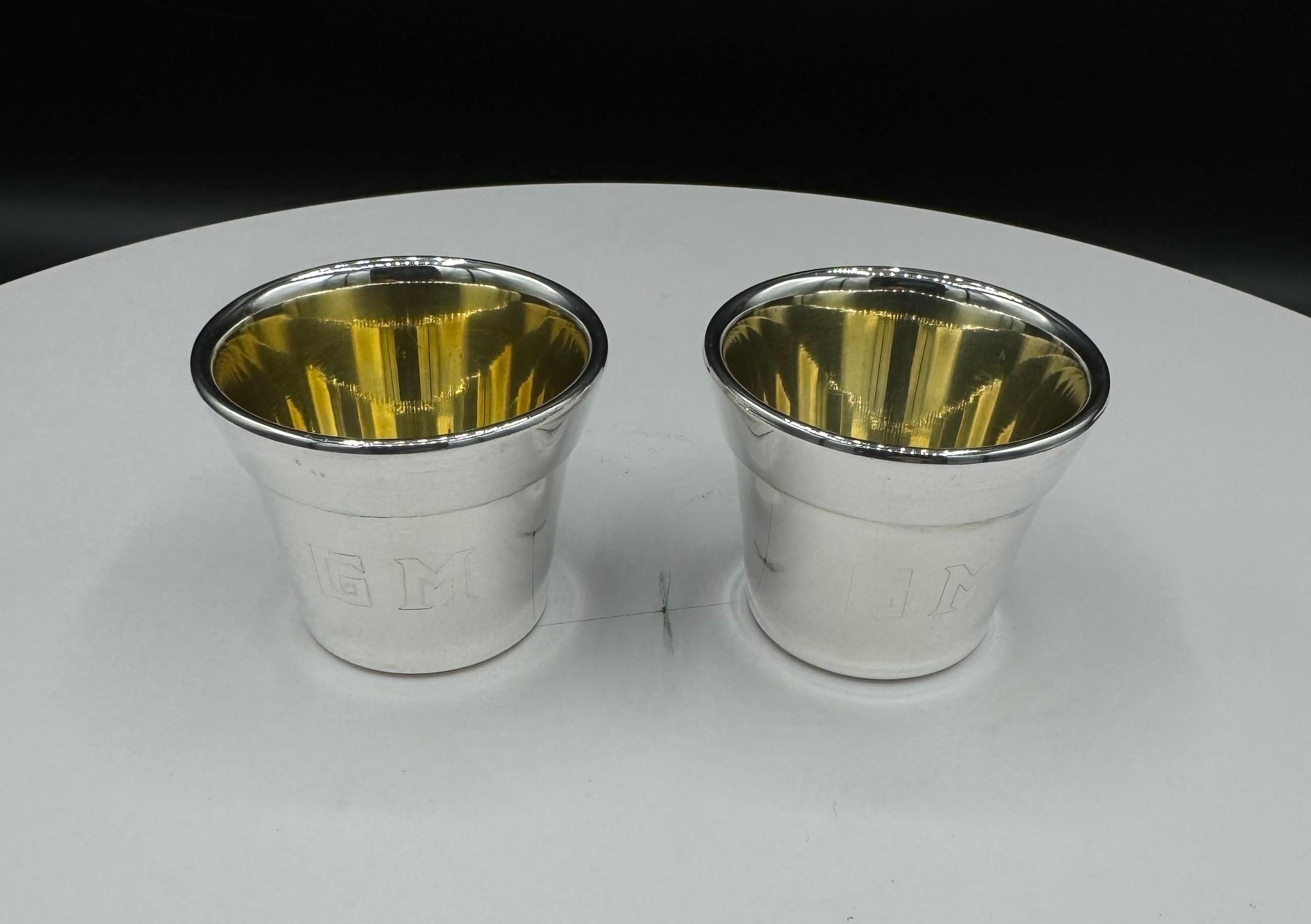 Blumentopf Schnapsgläser oder Schnapsbecher mit 
Goldfarbene Innenausstattung und GM-Monogramm 